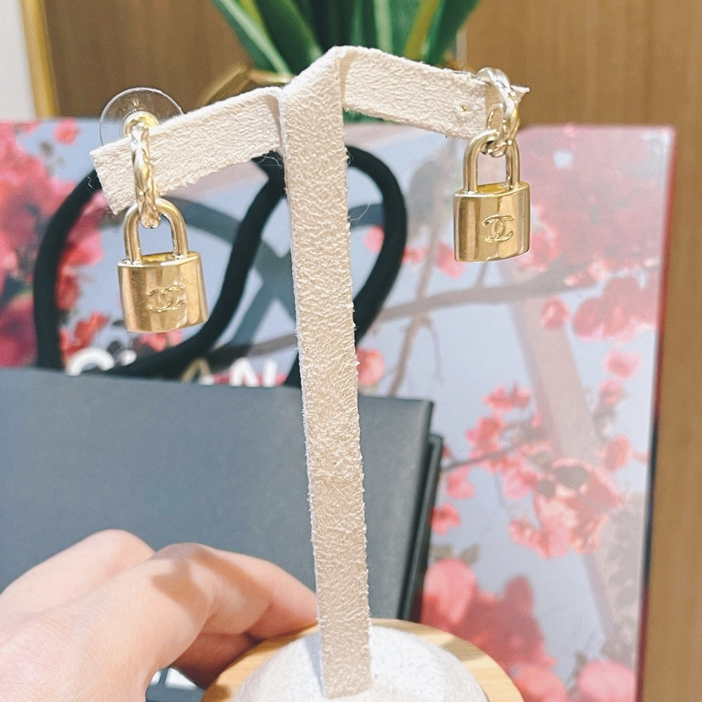 샤넬 빈티지 락 장식 이어링