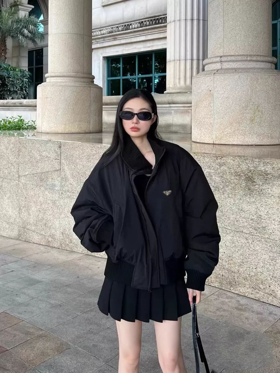 프라다 삼각 메탈 로고 하이넥 집업 재킷 상세 이미지 2