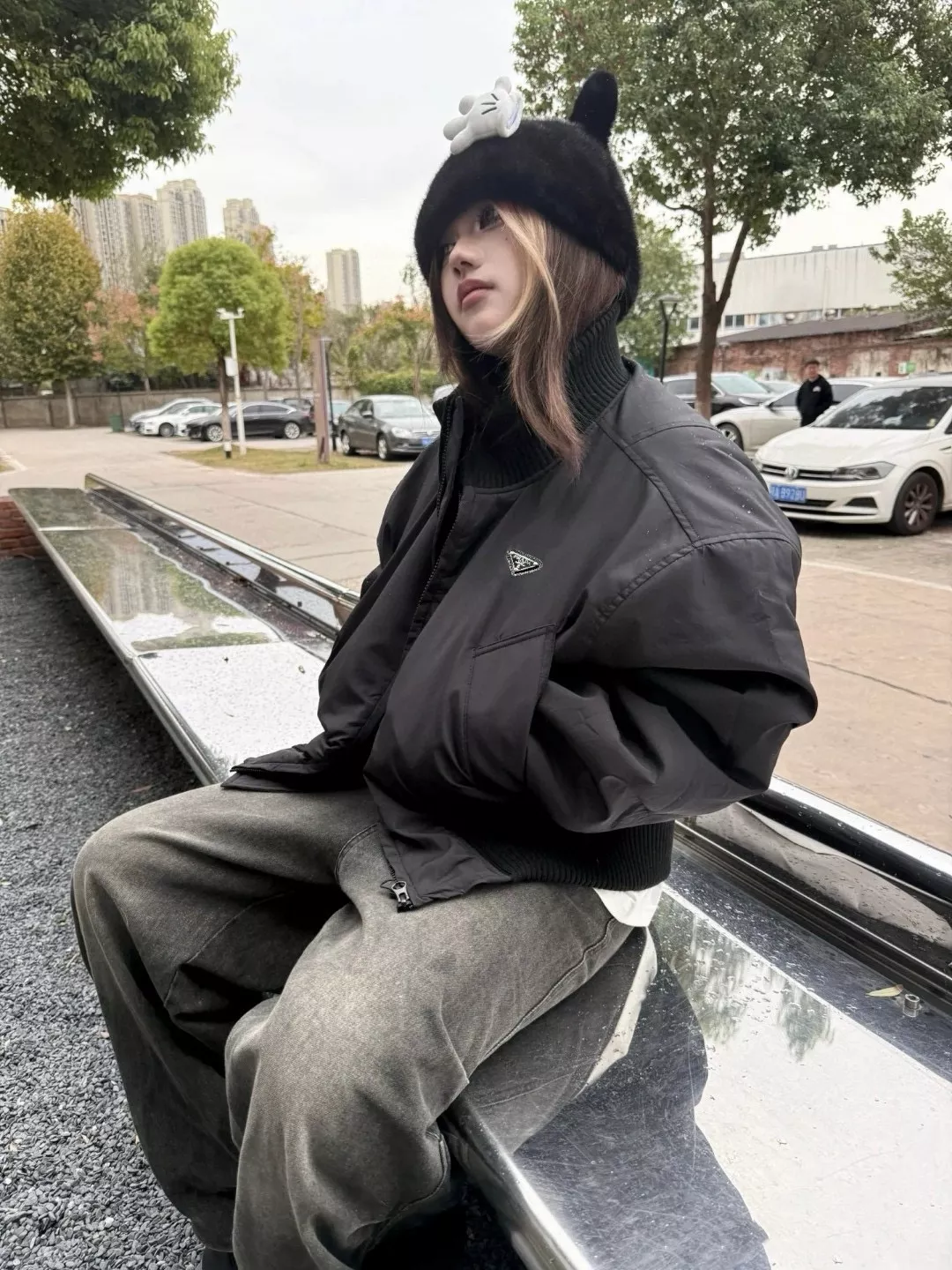 프라다 삼각 메탈 로고 하이넥 집업 재킷 상세 이미지 20