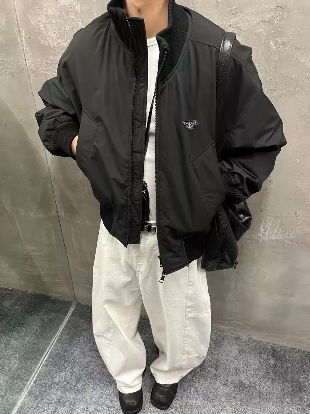 프라다 삼각 메탈 로고 하이넥 집업 재킷 상세 이미지 25