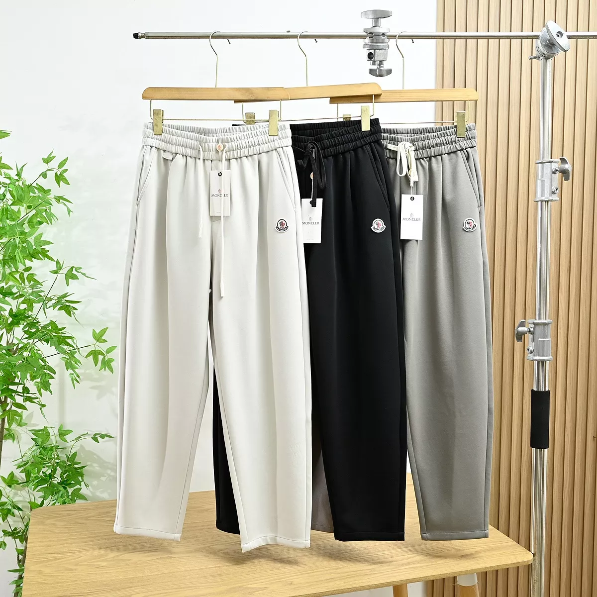 몽클레어 로고 자수 코튼 조거 팬츠 상세 이미지 1