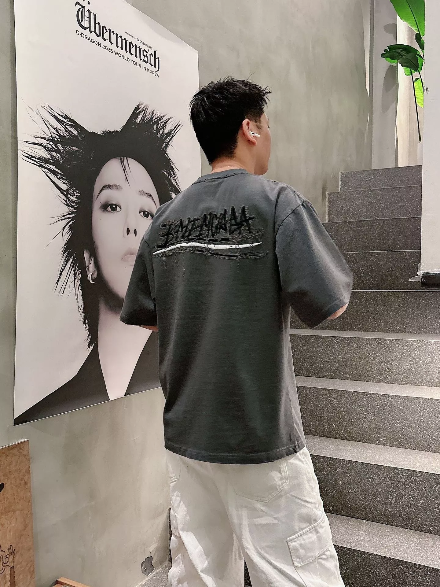 발렌시아가 로고 자수 워싱 반팔 티셔츠 상세 이미지 10