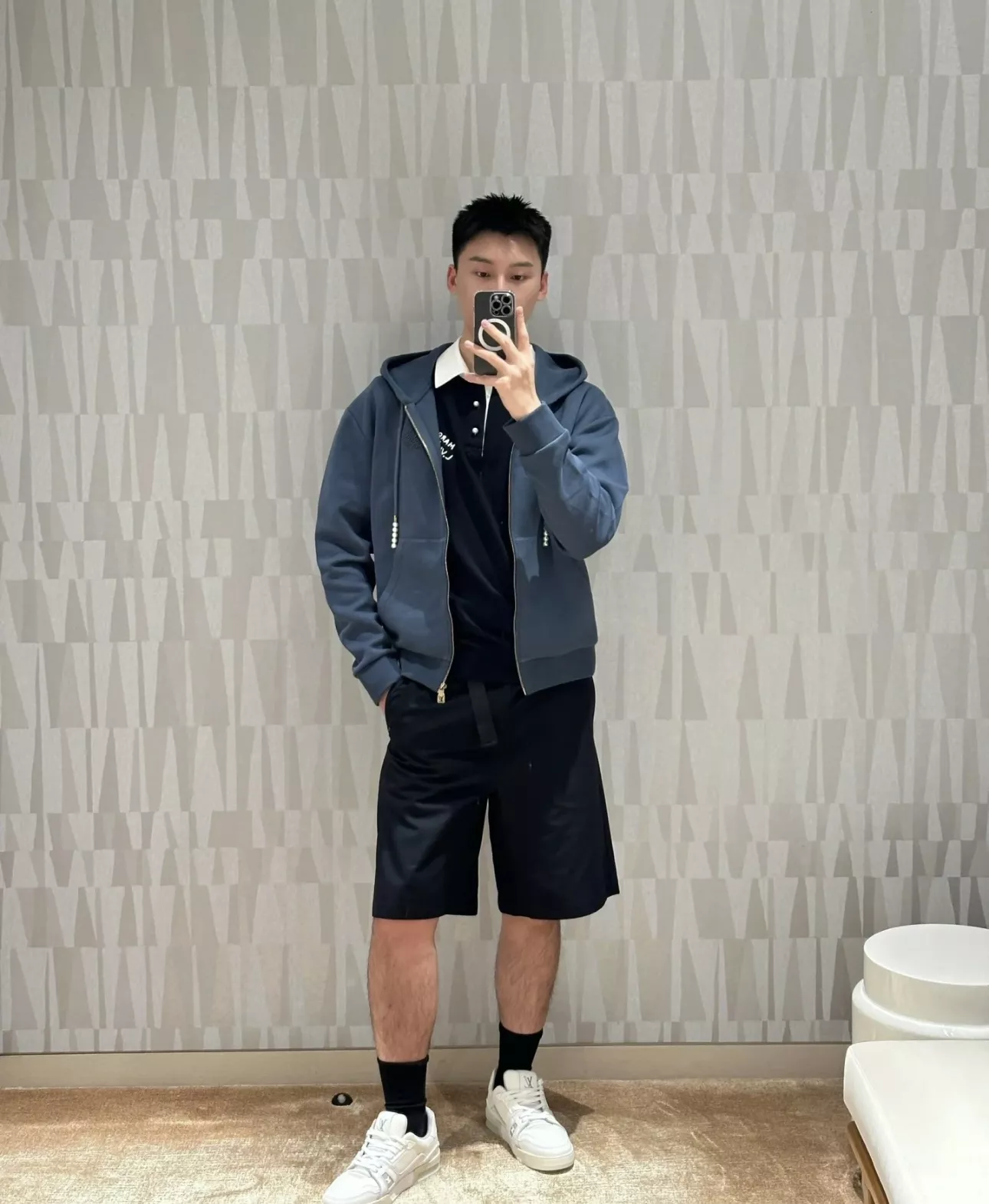 루이비통 진주 드로스트링 자수 후드 집업 상세 이미지 12