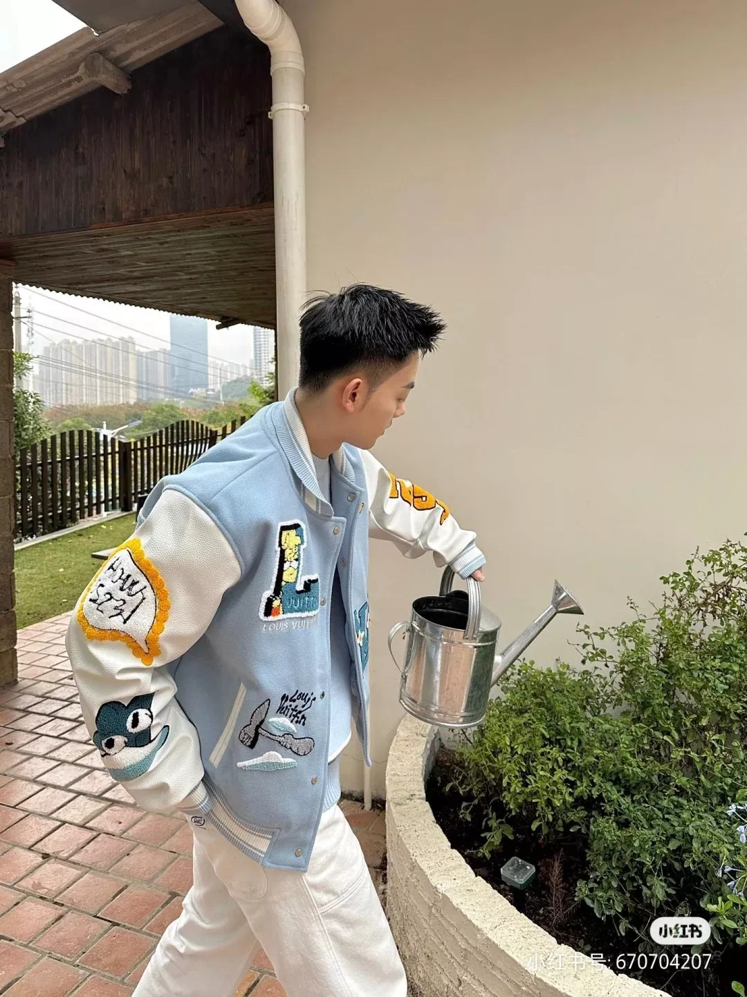 루이비통 심슨 자수 바시티 재킷 상세 이미지 18