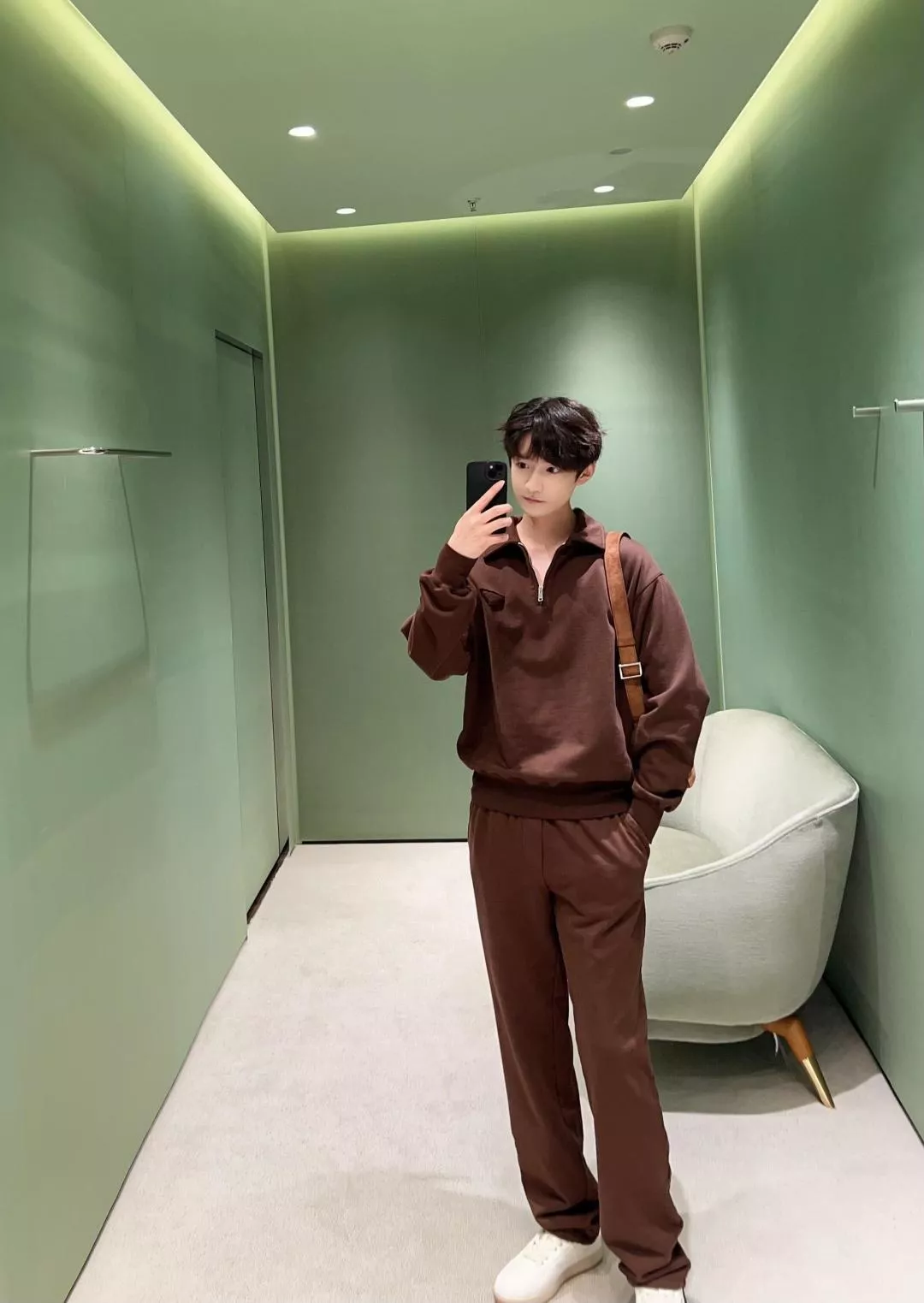 프라다 삼각 패치 반집업 카라 스웨트셔츠 상세 이미지 13