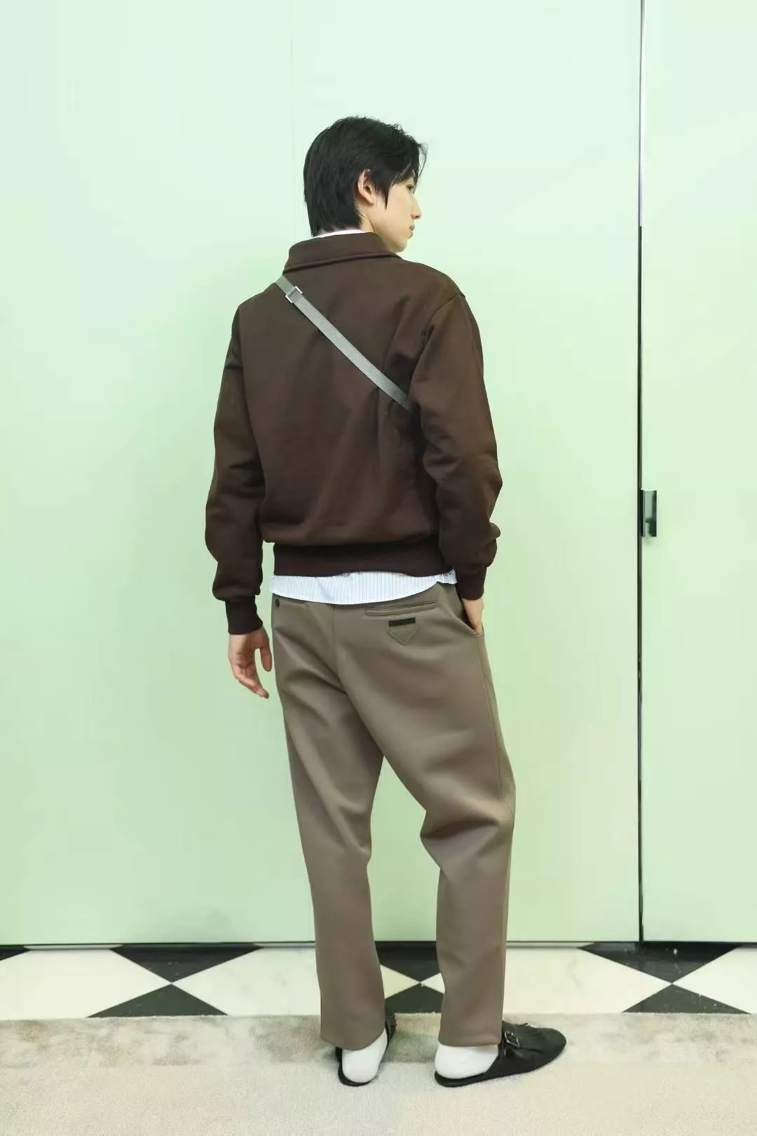 프라다 삼각 패치 반집업 카라 스웨트셔츠 상세 이미지 12