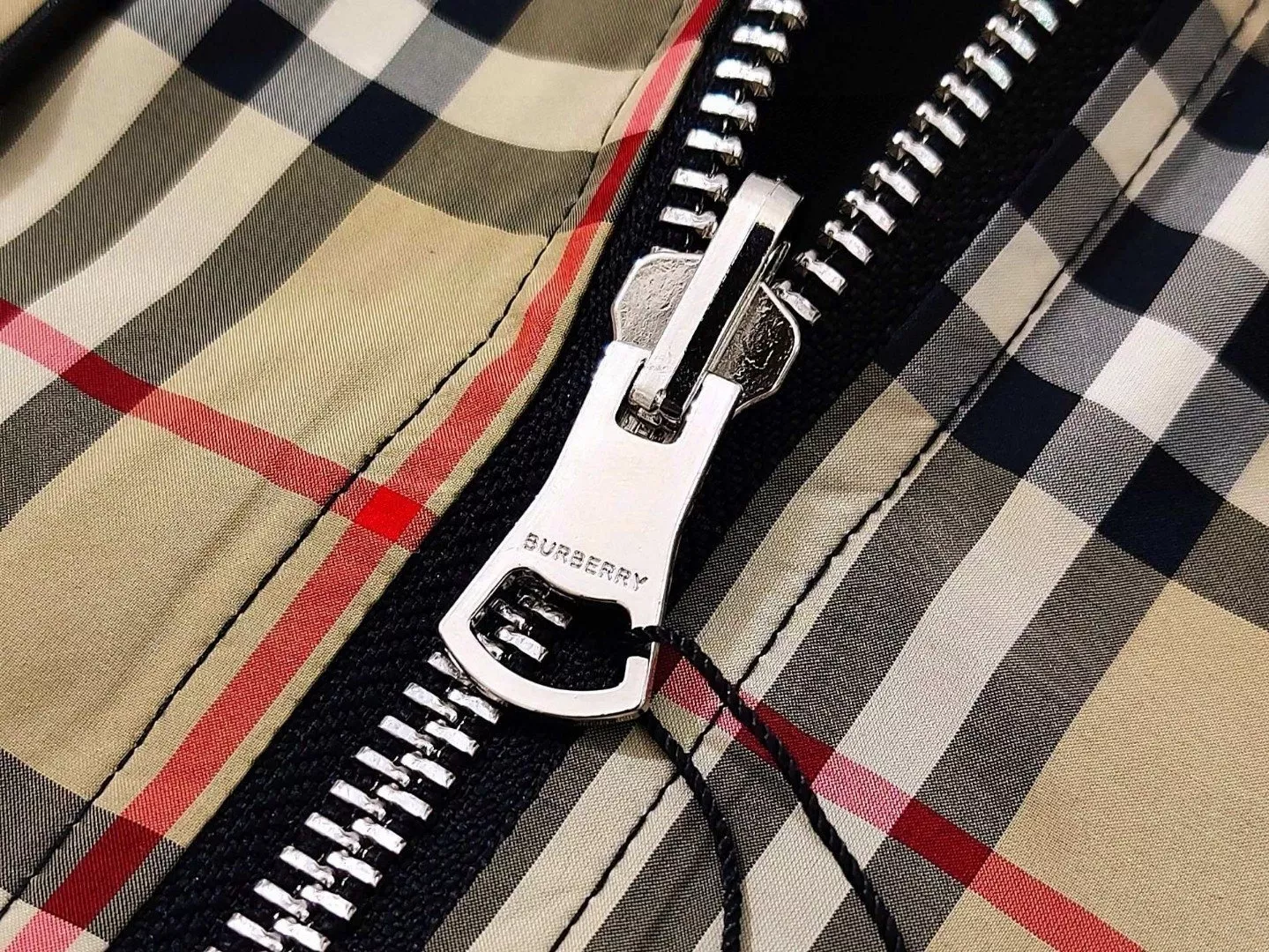 버버리 클래식 체크 양면 후드 재킷 상세 이미지 5