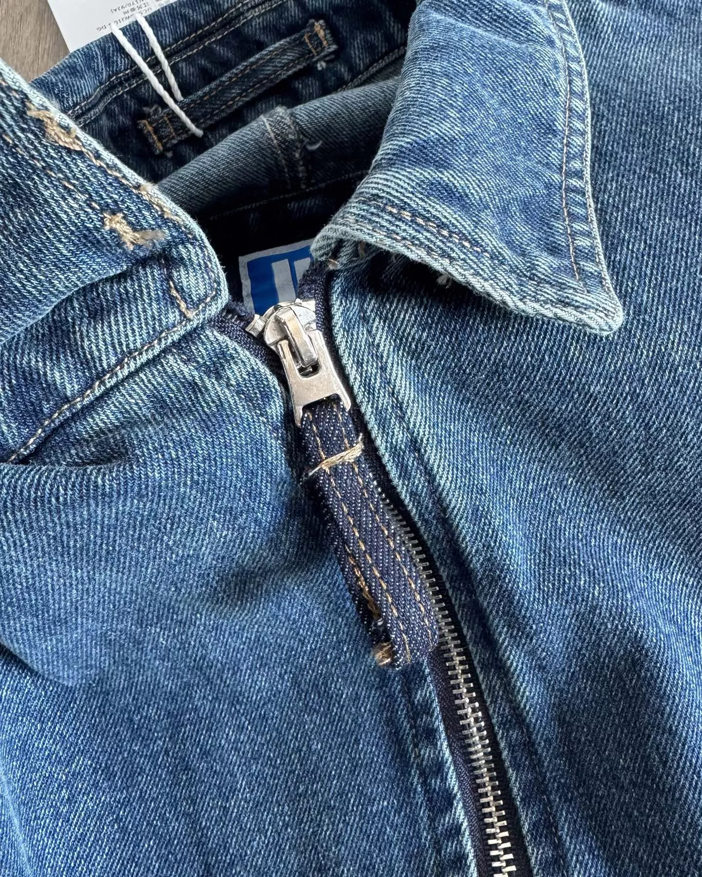 언디피티드 워싱 빈티지 로고 데님 집업 재킷 상세 이미지 16