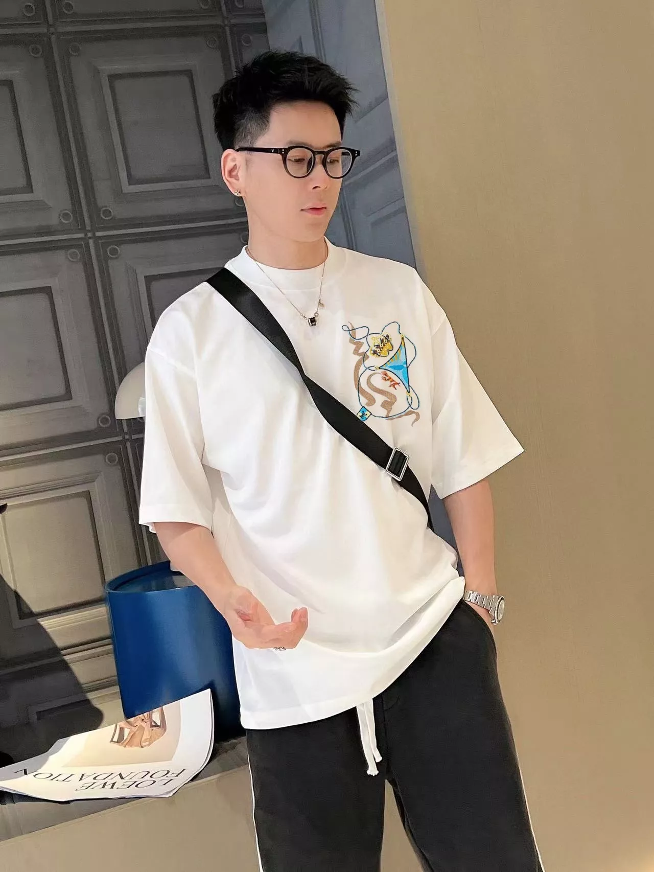 루이비통 크라운 자수 로고 반팔 티셔츠 상세 이미지 12