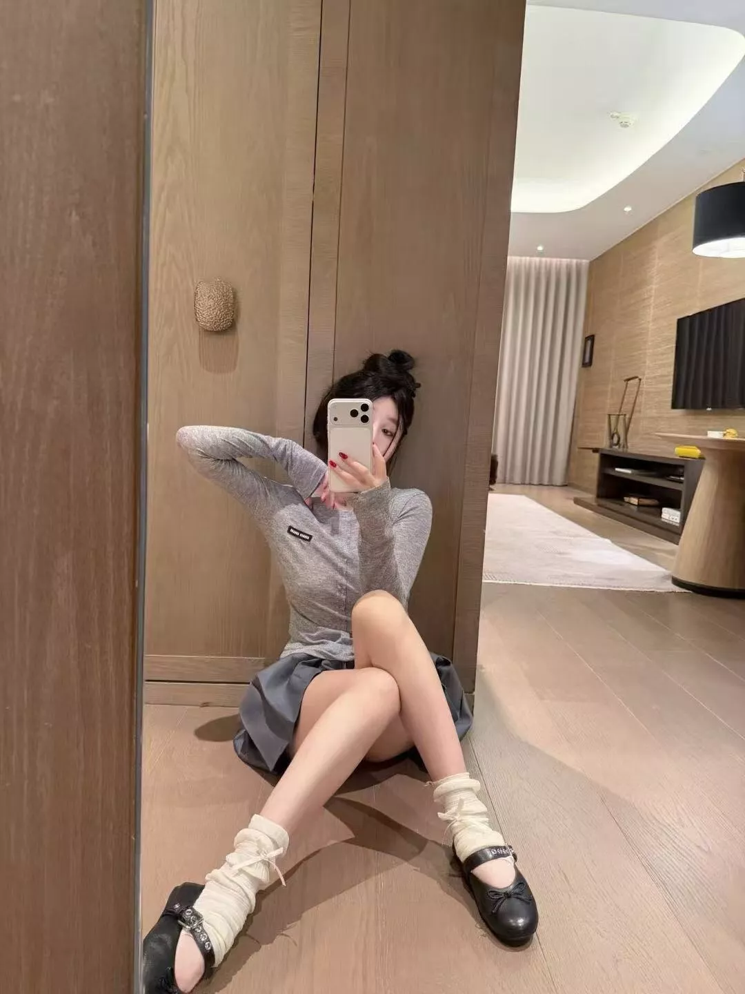 미우미우 시스루 슬림 핏 자외선 차단 긴소매 상의 상세 이미지 25