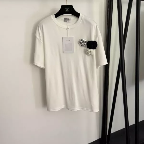샤넬 산꽃 코사지 장식 루즈핏 반팔 티셔츠