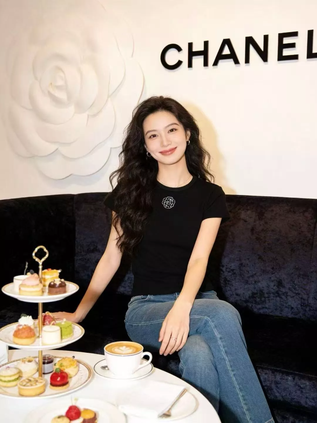 샤넬 까멜리아 장식 슬림 반소매 티셔츠 상세 이미지 14