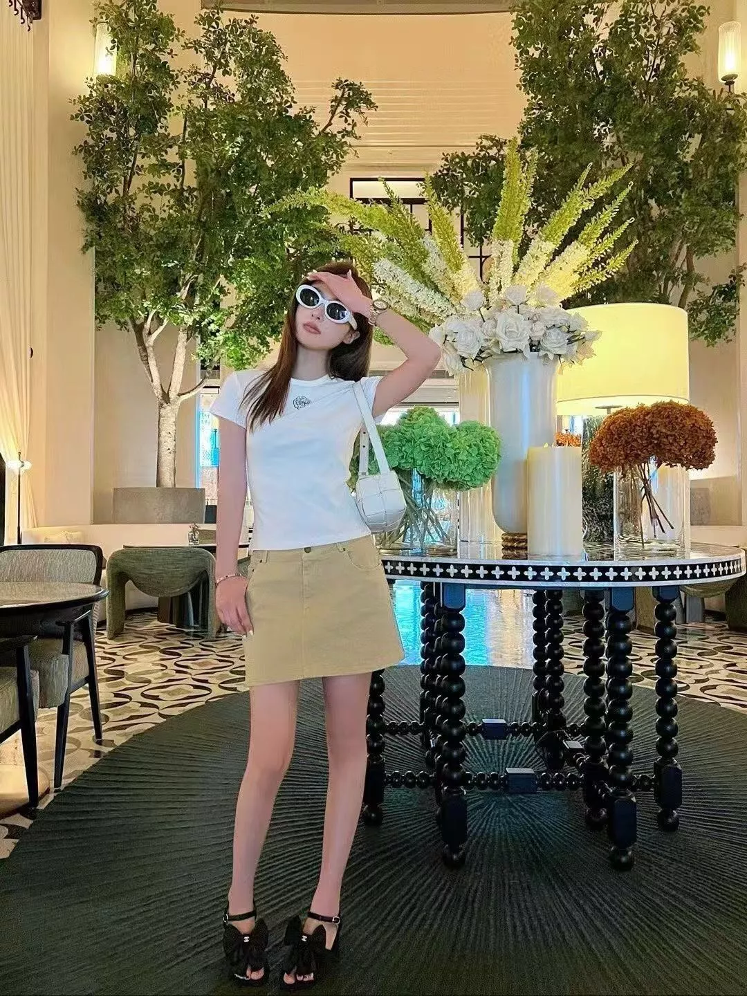 샤넬 까멜리아 장식 슬림 반소매 티셔츠 상세 이미지 18