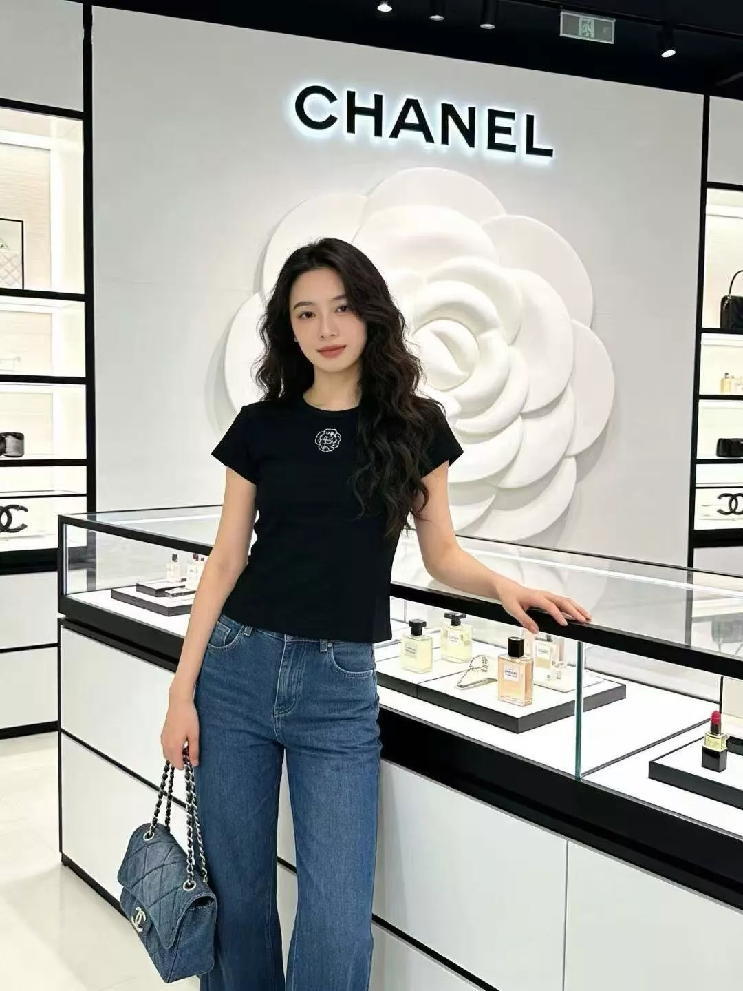 샤넬 까멜리아 장식 슬림 반소매 티셔츠 상세 이미지 16