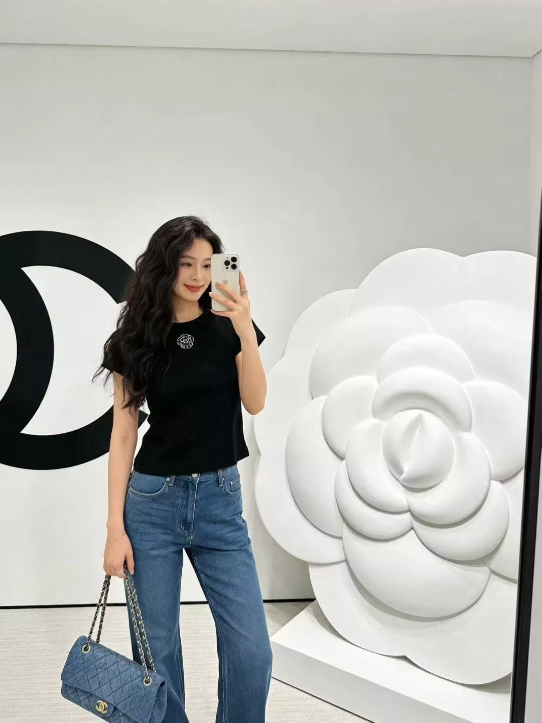 샤넬 까멜리아 장식 슬림 반소매 티셔츠 상세 이미지 15