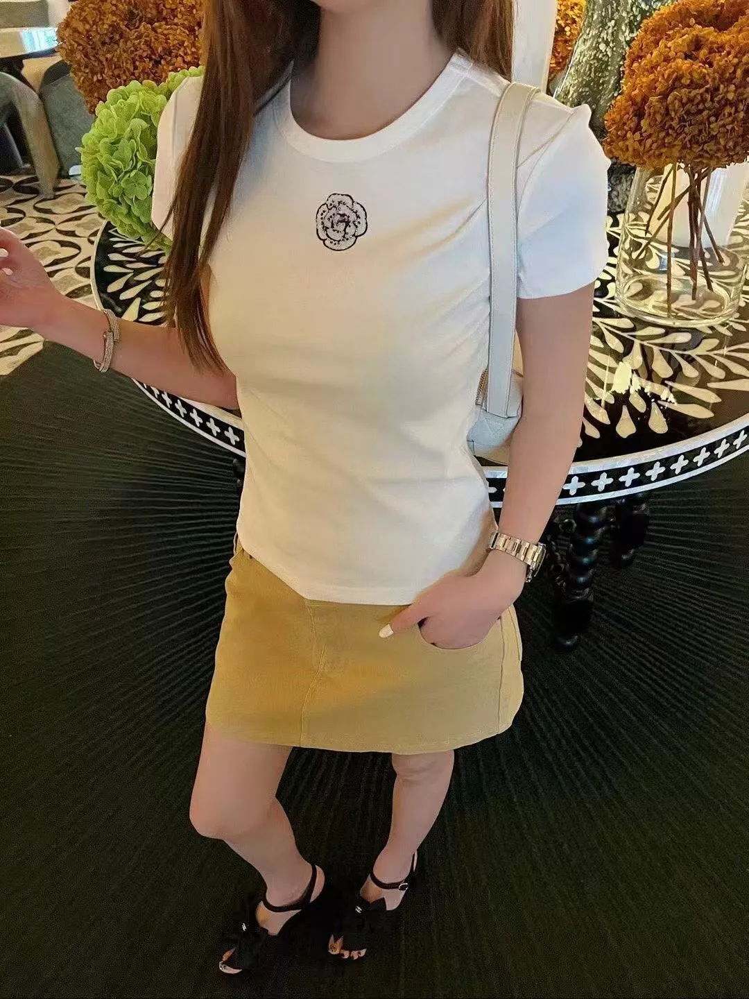 샤넬 까멜리아 장식 슬림 반소매 티셔츠 상세 이미지 17