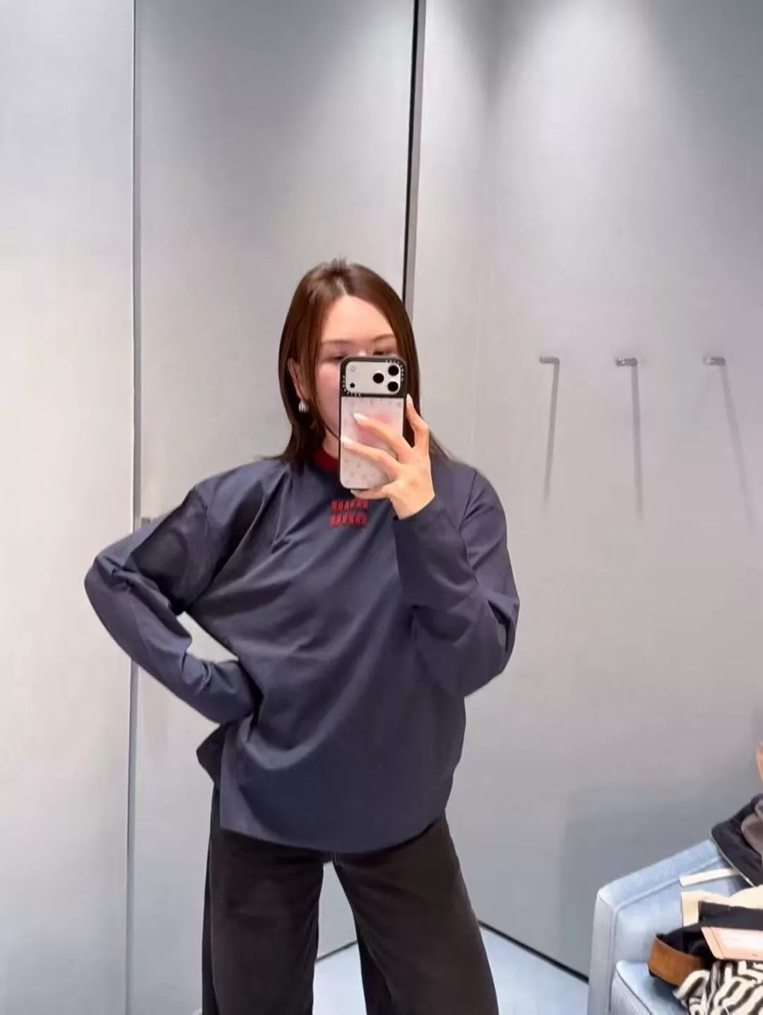미우미우 로고 자수 패치 긴소매 티셔츠 상세 이미지 9