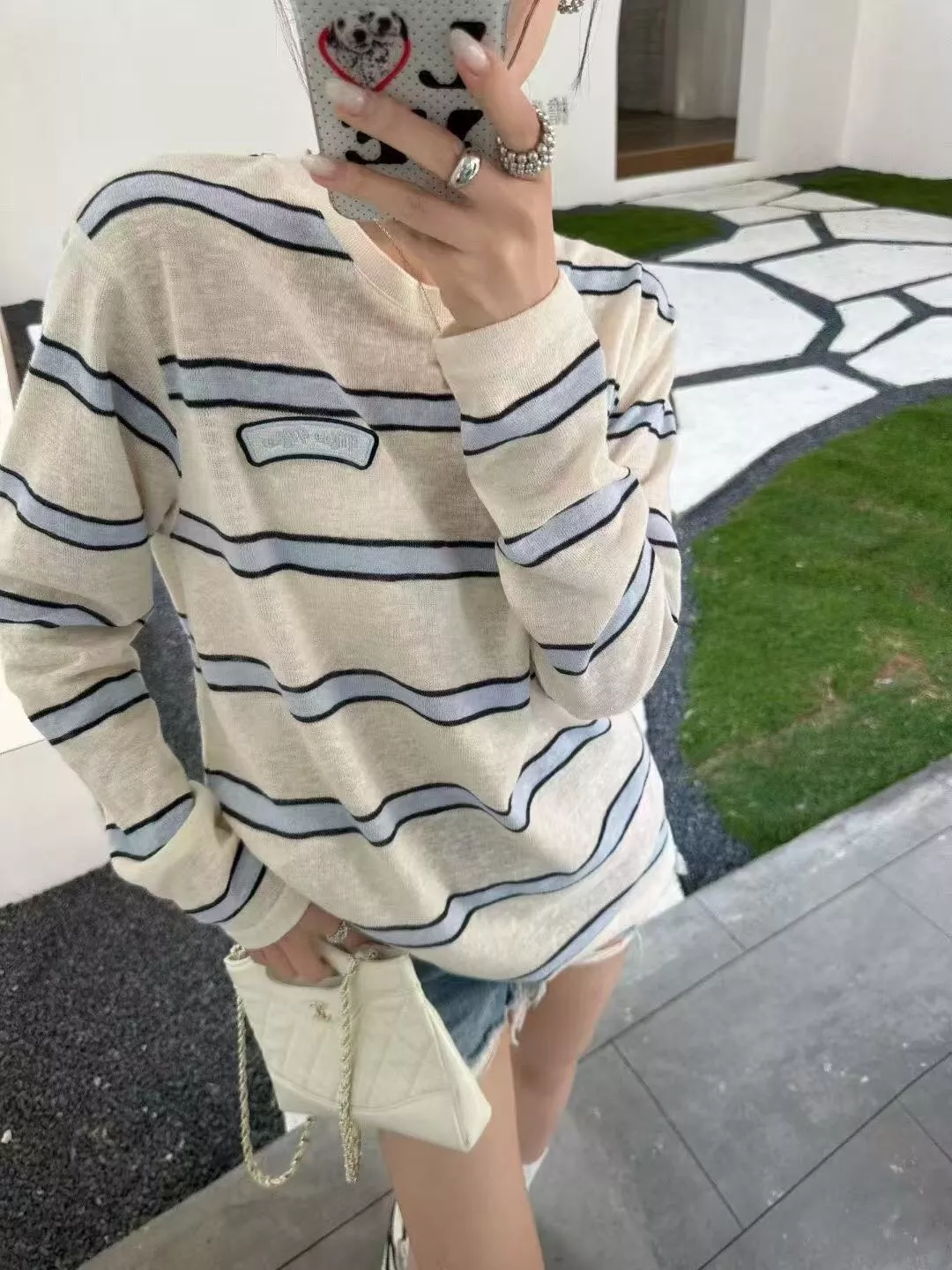 미우미우 자수 레터링 배색 스트라이프 긴소매 티셔츠 상세 이미지 9