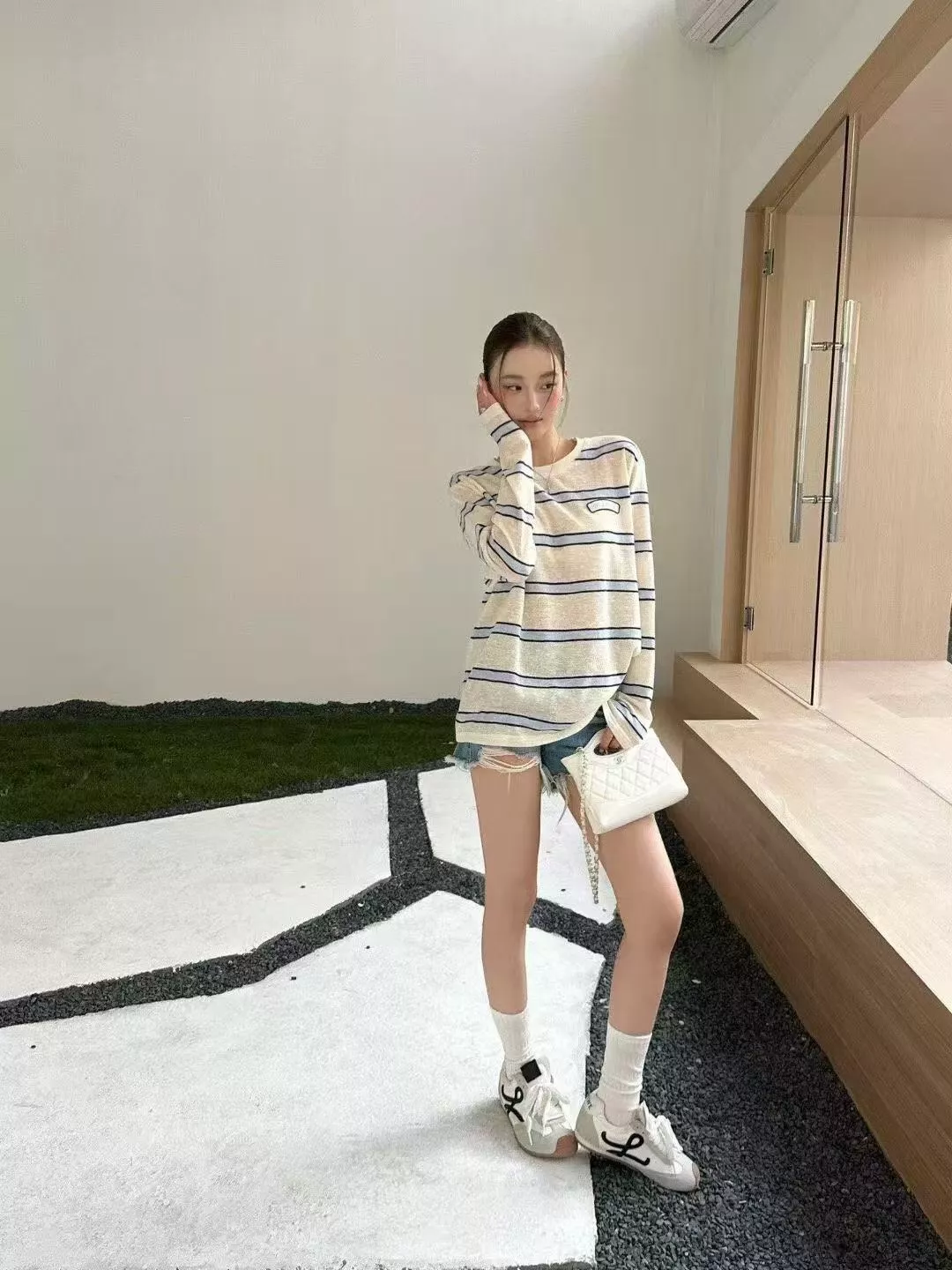미우미우 자수 레터링 배색 스트라이프 긴소매 티셔츠 상세 이미지 14