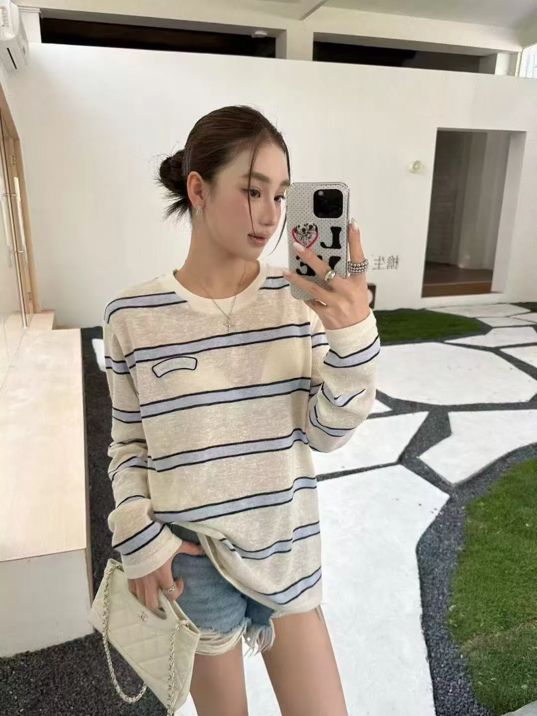 미우미우 자수 레터링 배색 스트라이프 긴소매 티셔츠 상세 이미지 11