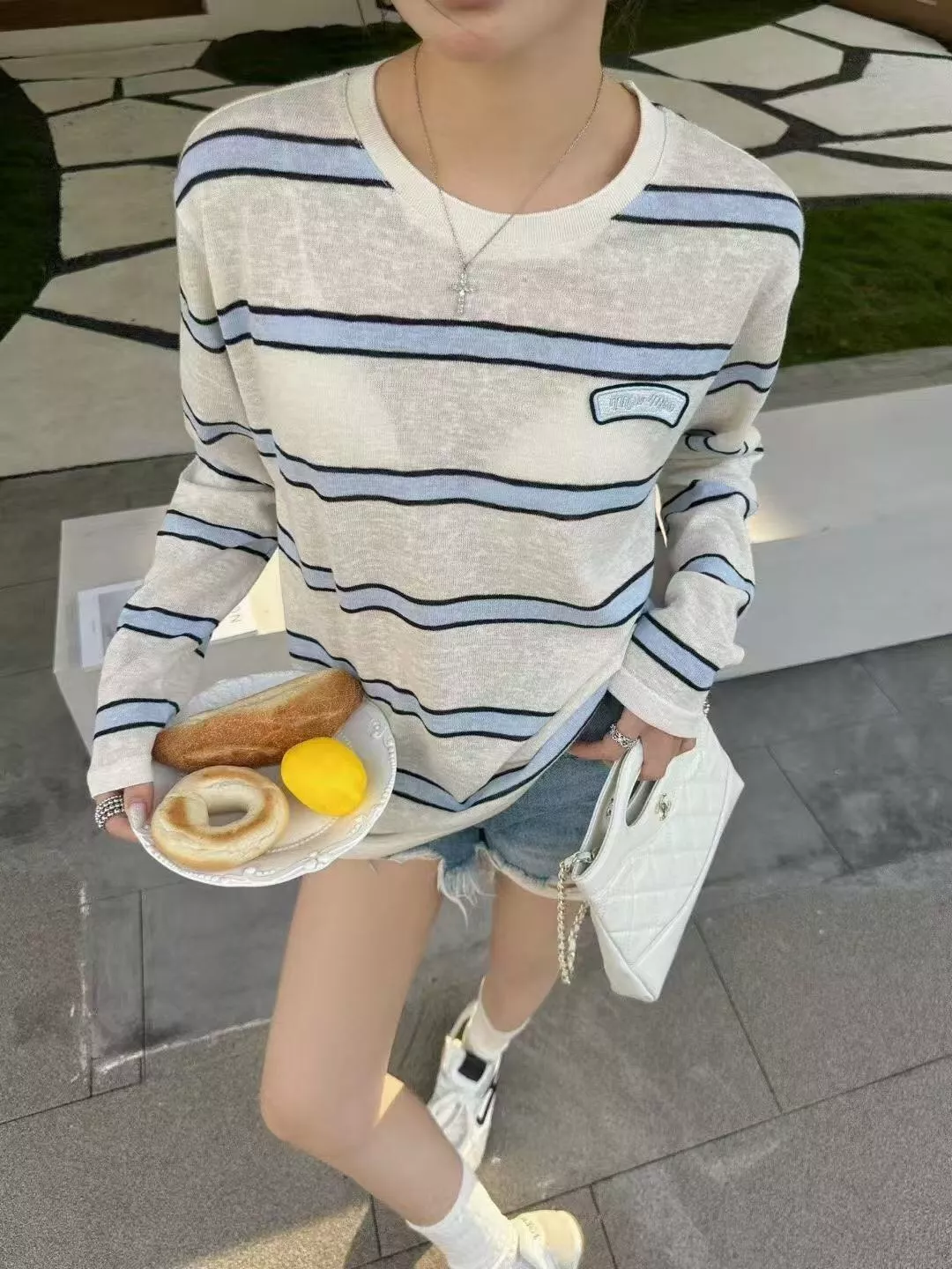 미우미우 자수 레터링 배색 스트라이프 긴소매 티셔츠 상세 이미지 10