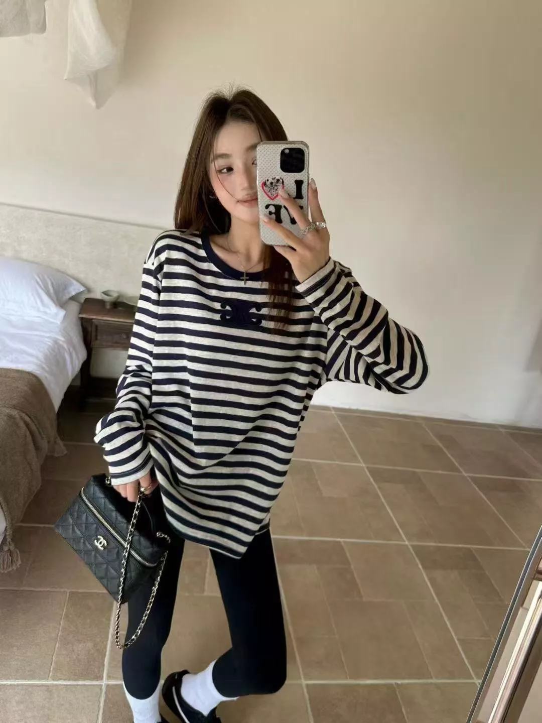 셀린느 로고 자수 스트라이프 긴소매 티셔츠 상세 이미지 12