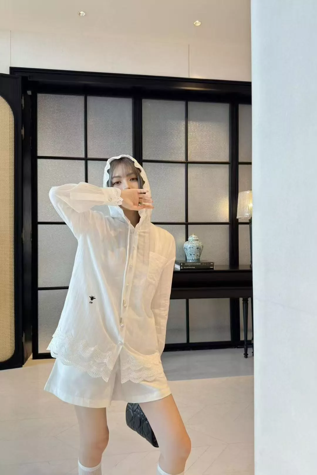 디올 벌 자수 진주 버튼 레이스 후드 린넨 셔츠 상세 이미지 17
