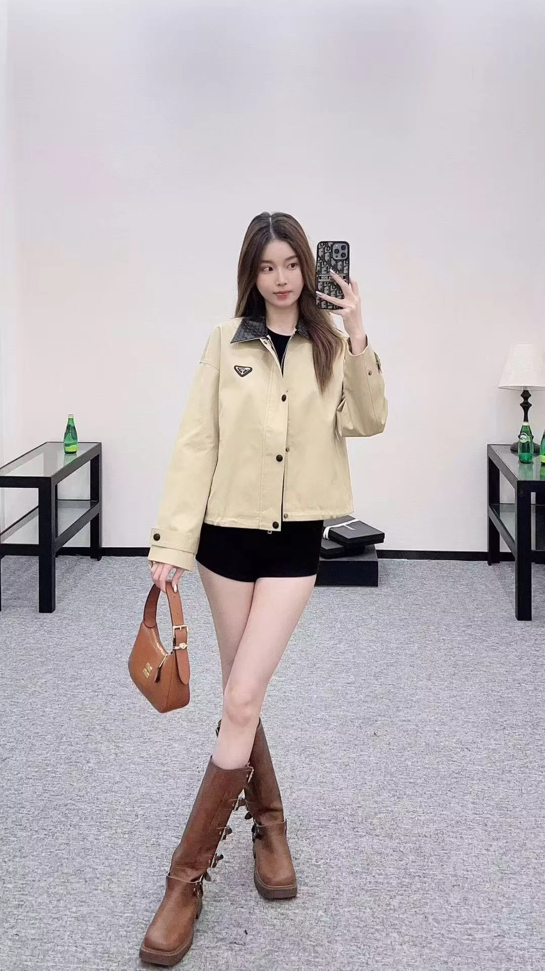 프라다 삼각 로고 장식 배색 카라 집업 아우터 상세 이미지 14