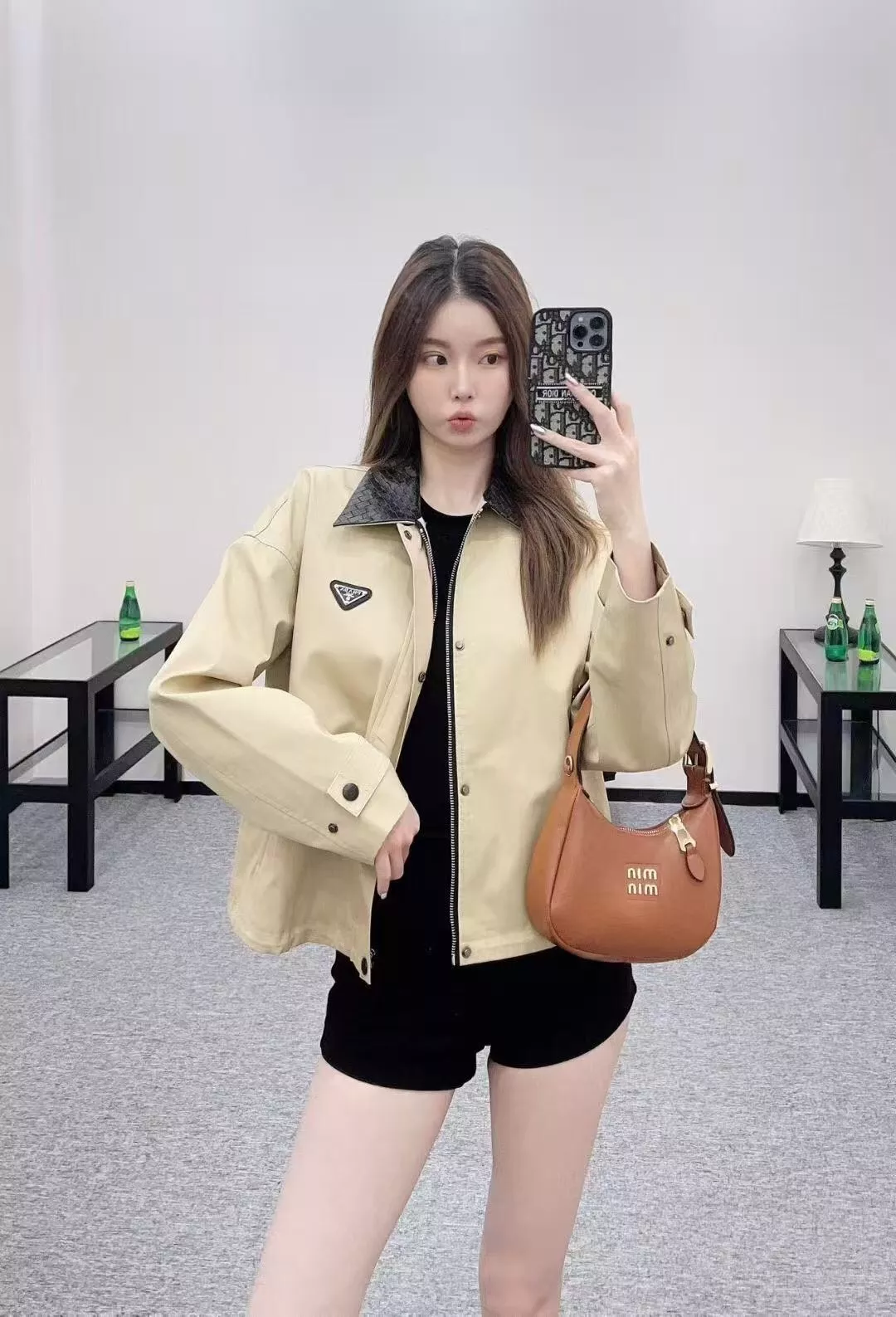 프라다 삼각 로고 장식 배색 카라 집업 아우터 상세 이미지 13