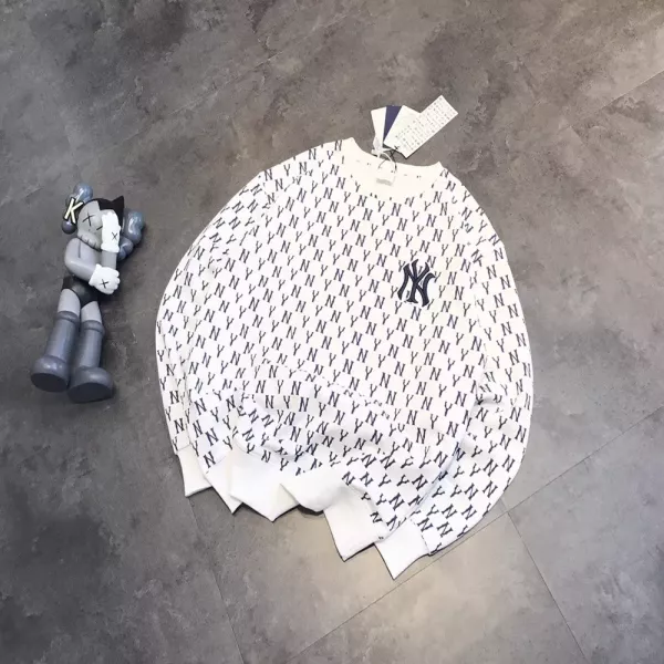 엠엘비 NY 올오버 로고 자수 맨투맨