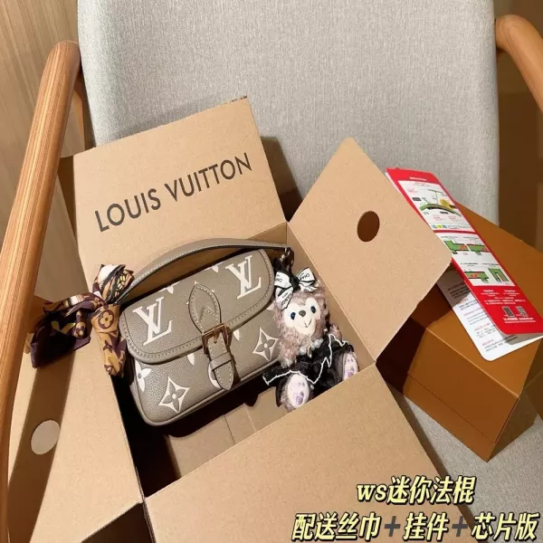 루이비통 엠보 미니 숄더백