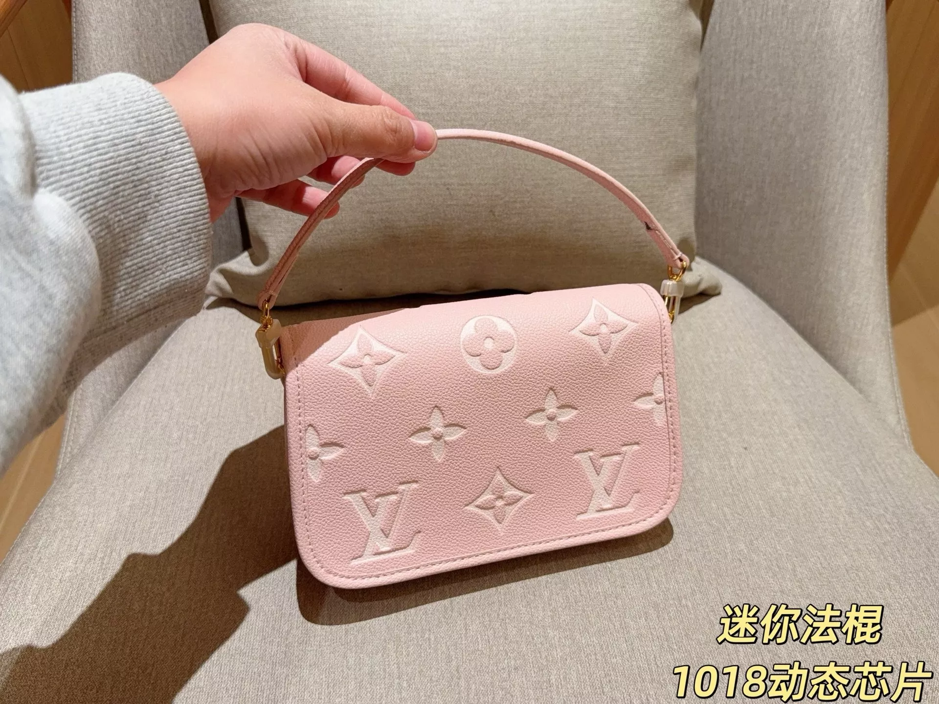 루이비통 미니 다이앤 엠보 미니 숄더백 상세 이미지 4