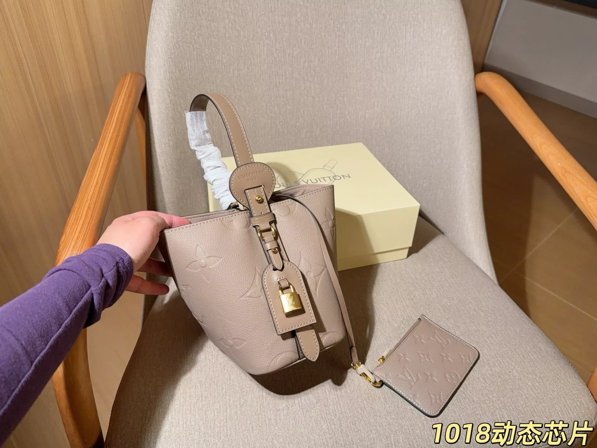 루이비통 엠보 로고 올인 비비 버킷백 상세 이미지 14