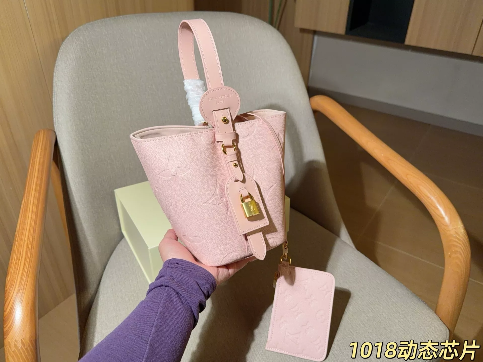 루이비통 엠보 로고 올인 비비 버킷백 상세 이미지 12