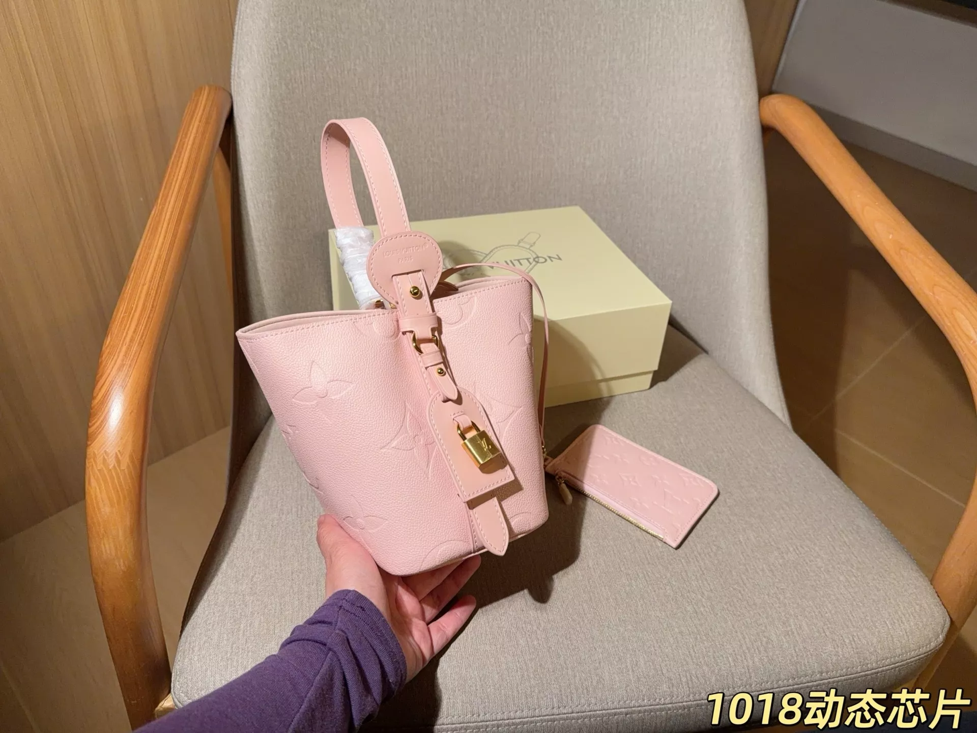 루이비통 엠보 로고 올인 비비 버킷백 상세 이미지 11