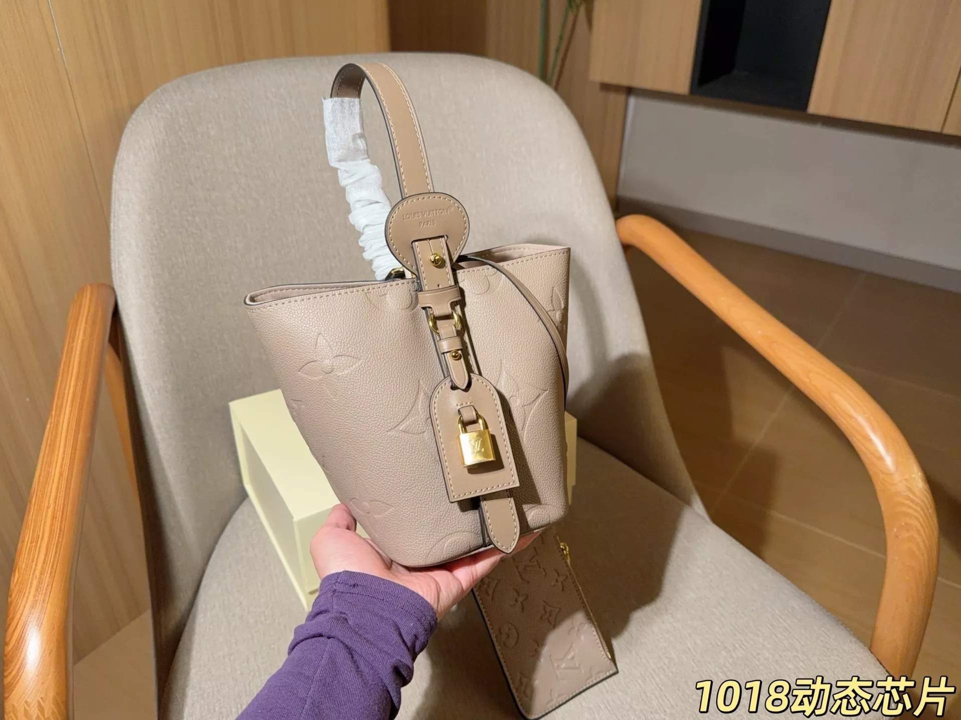 루이비통 엠보 로고 올인 비비 버킷백 상세 이미지 15