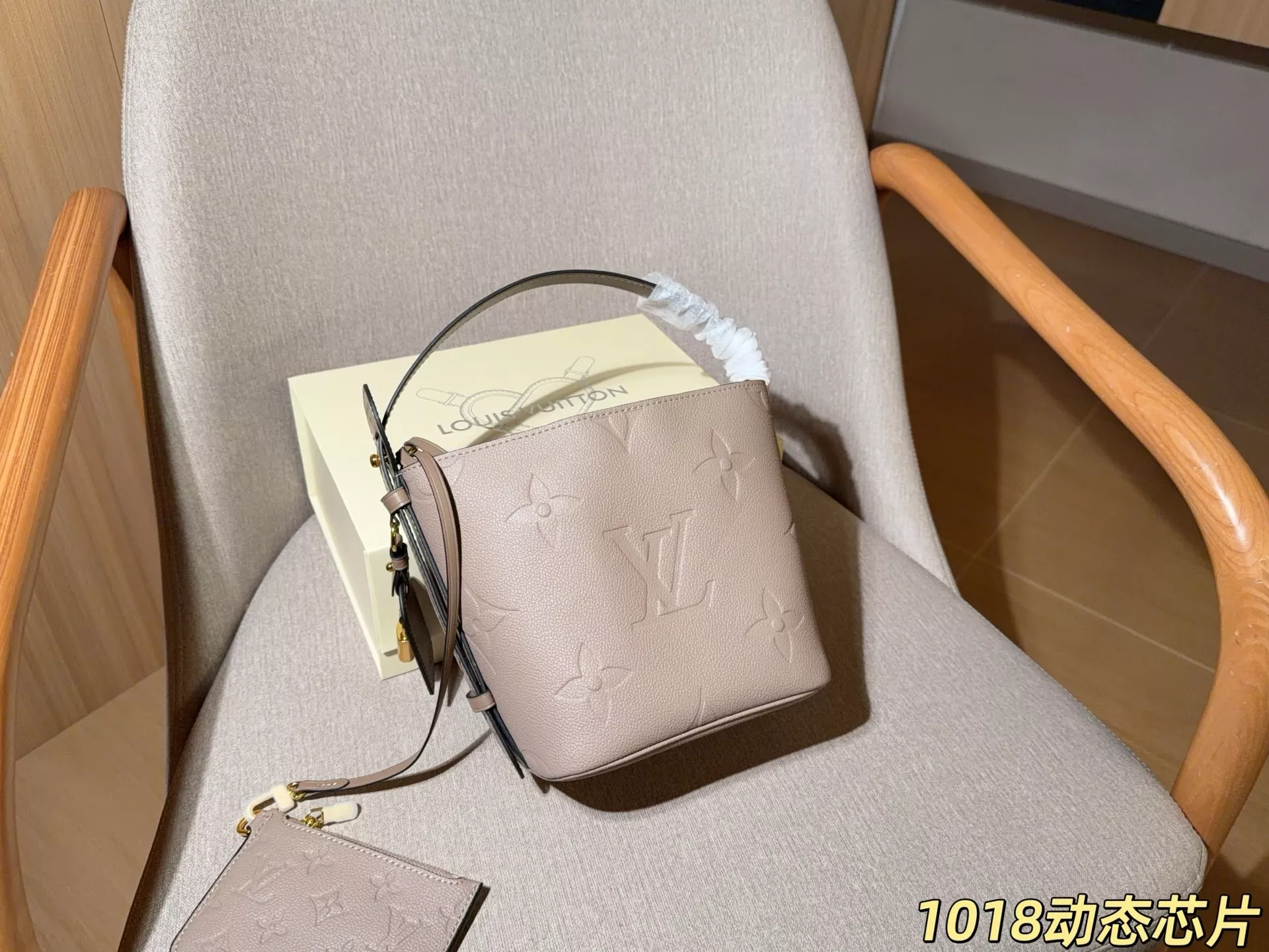 루이비통 엠보 로고 올인 비비 버킷백 상세 이미지 13