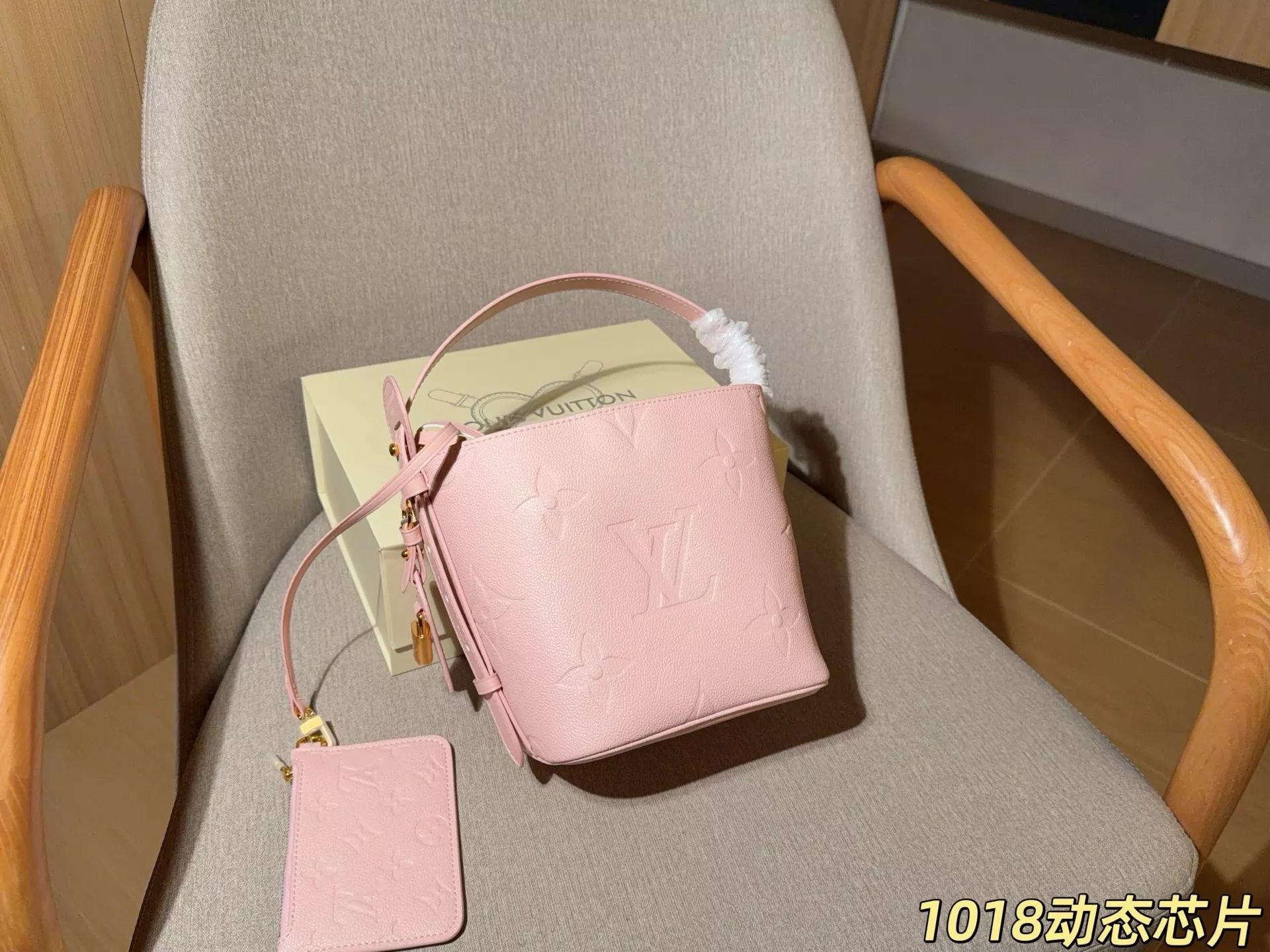 루이비통 엠보 로고 올인 비비 버킷백 상세 이미지 10