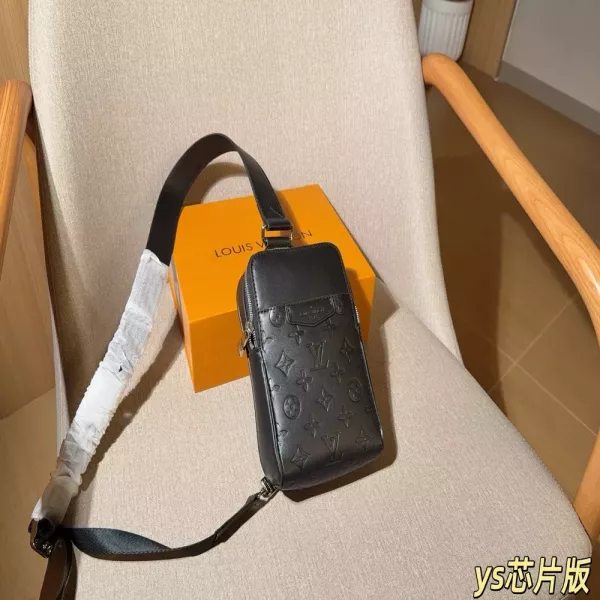 루이비통 모노그램 엠보싱 스트랩 폰백