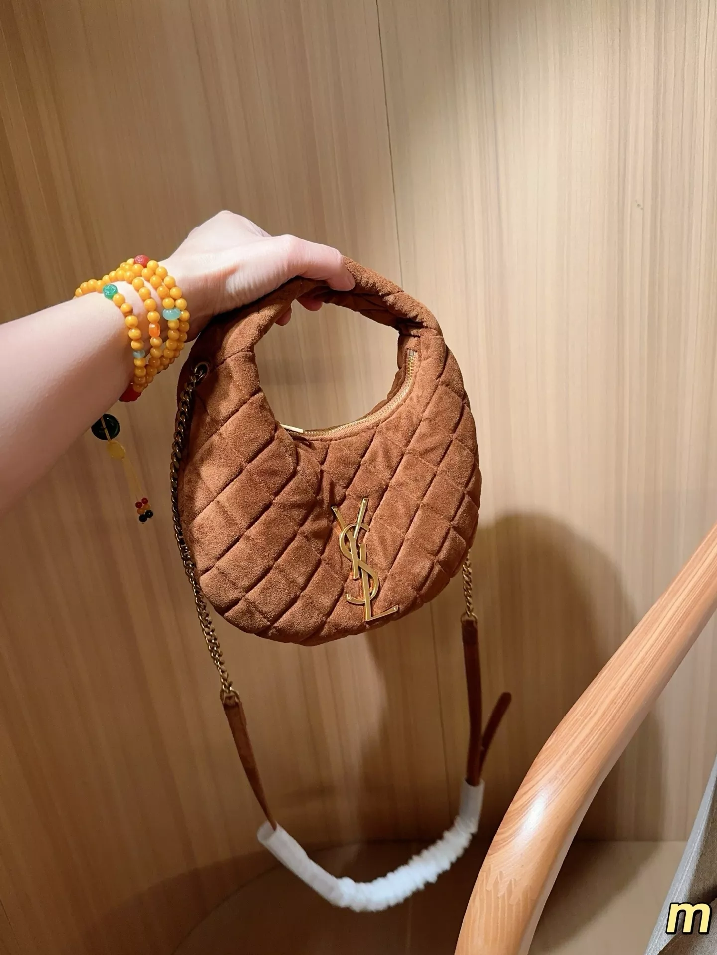입생로랑 스웨이드 퀼팅 반달 핸드백 상세 이미지 3