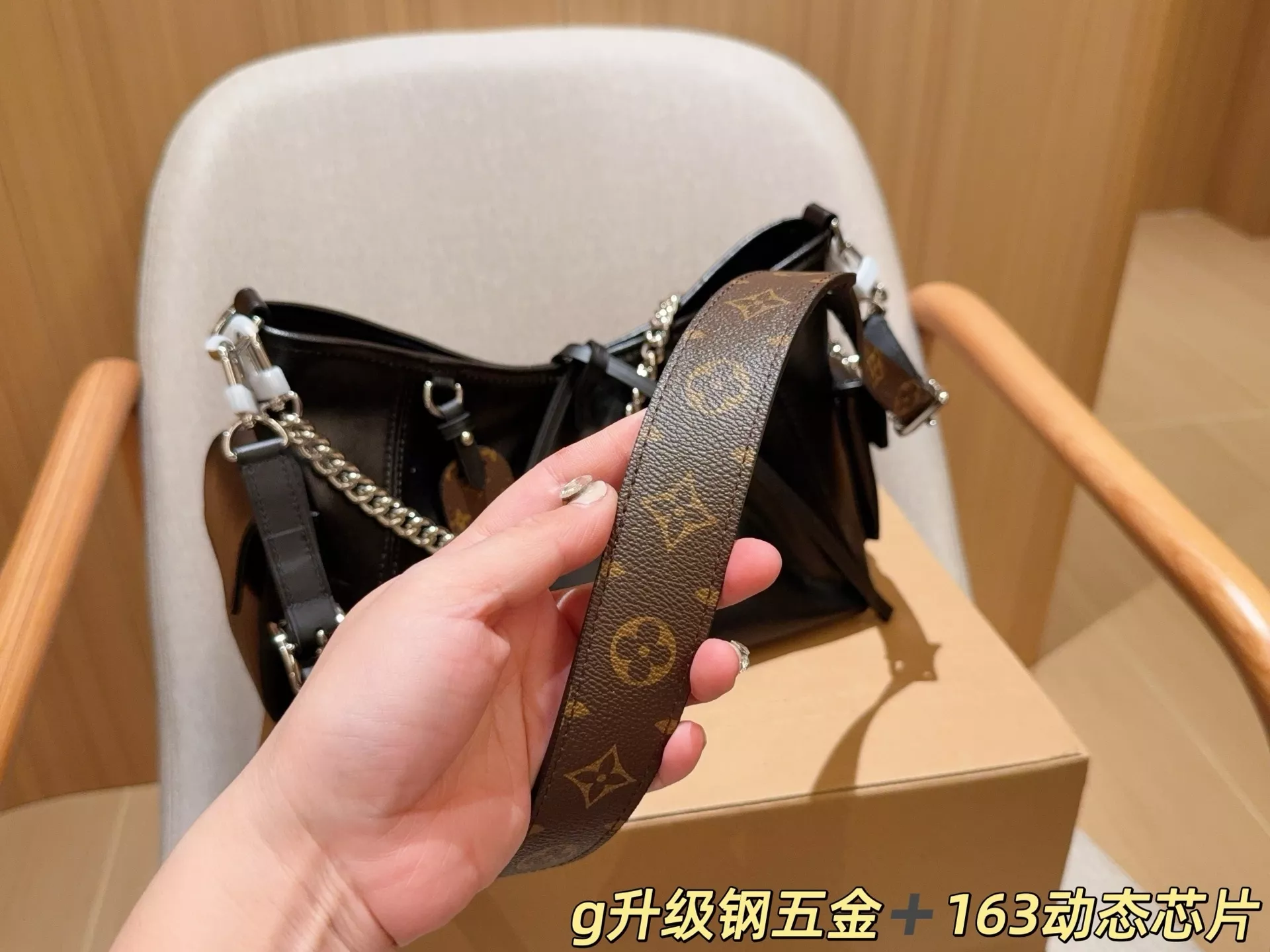 루이비통 캐리올 블랙 체인 숄더백 상세 이미지 7