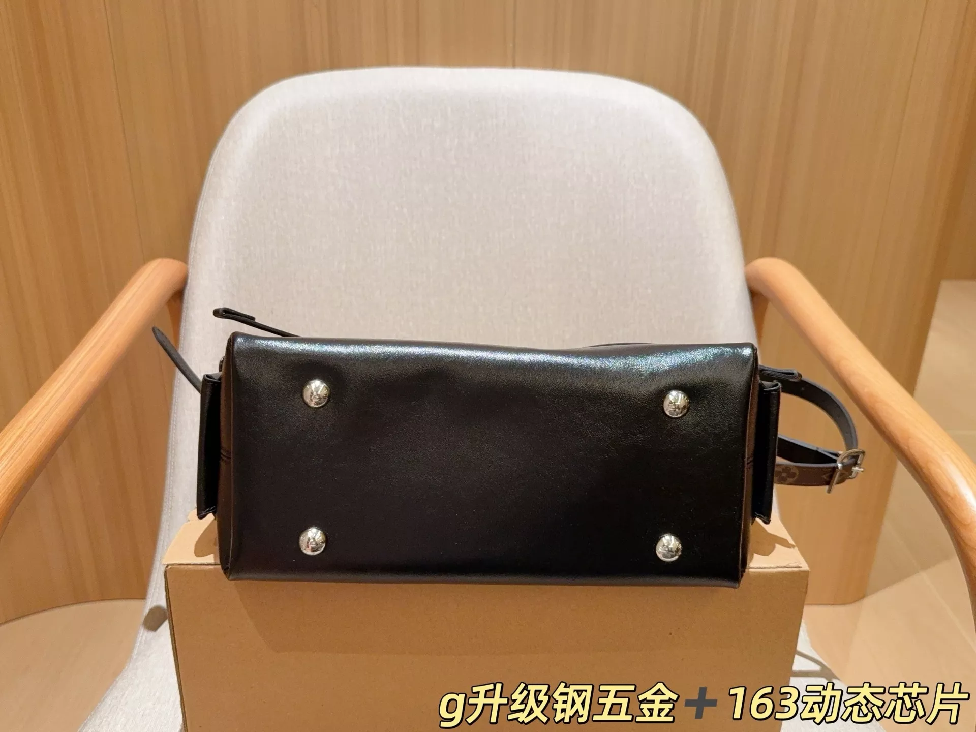 루이비통 캐리올 블랙 체인 숄더백 상세 이미지 6