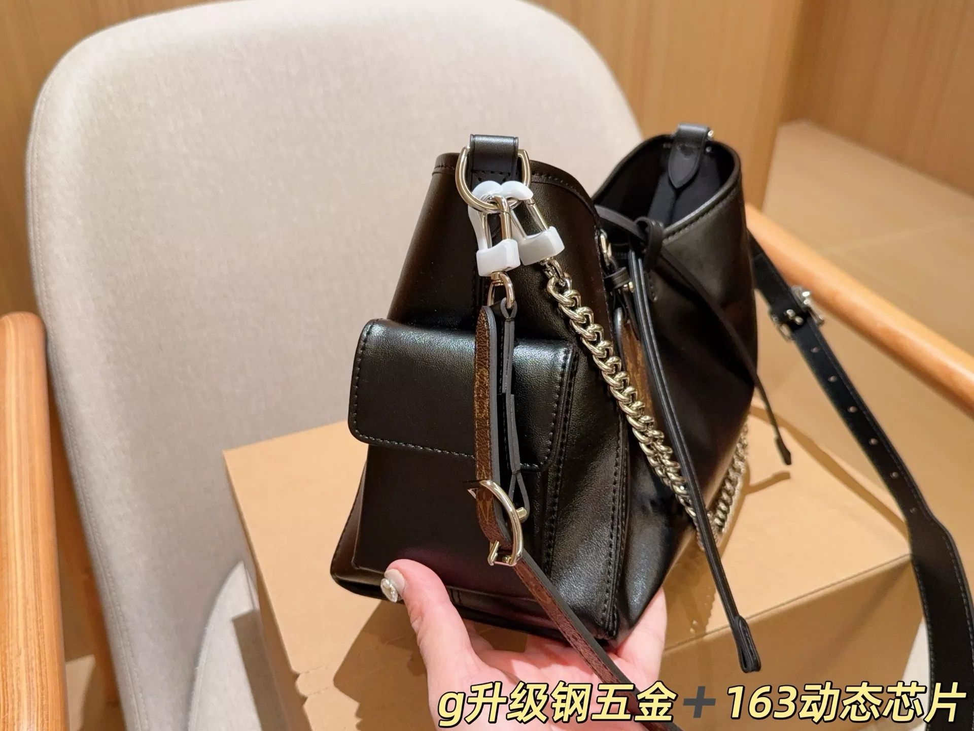루이비통 캐리올 블랙 체인 숄더백 상세 이미지 5