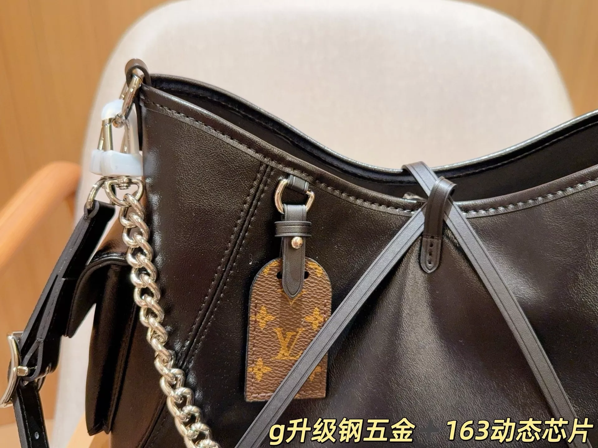 루이비통 캐리올 블랙 체인 숄더백 상세 이미지 4