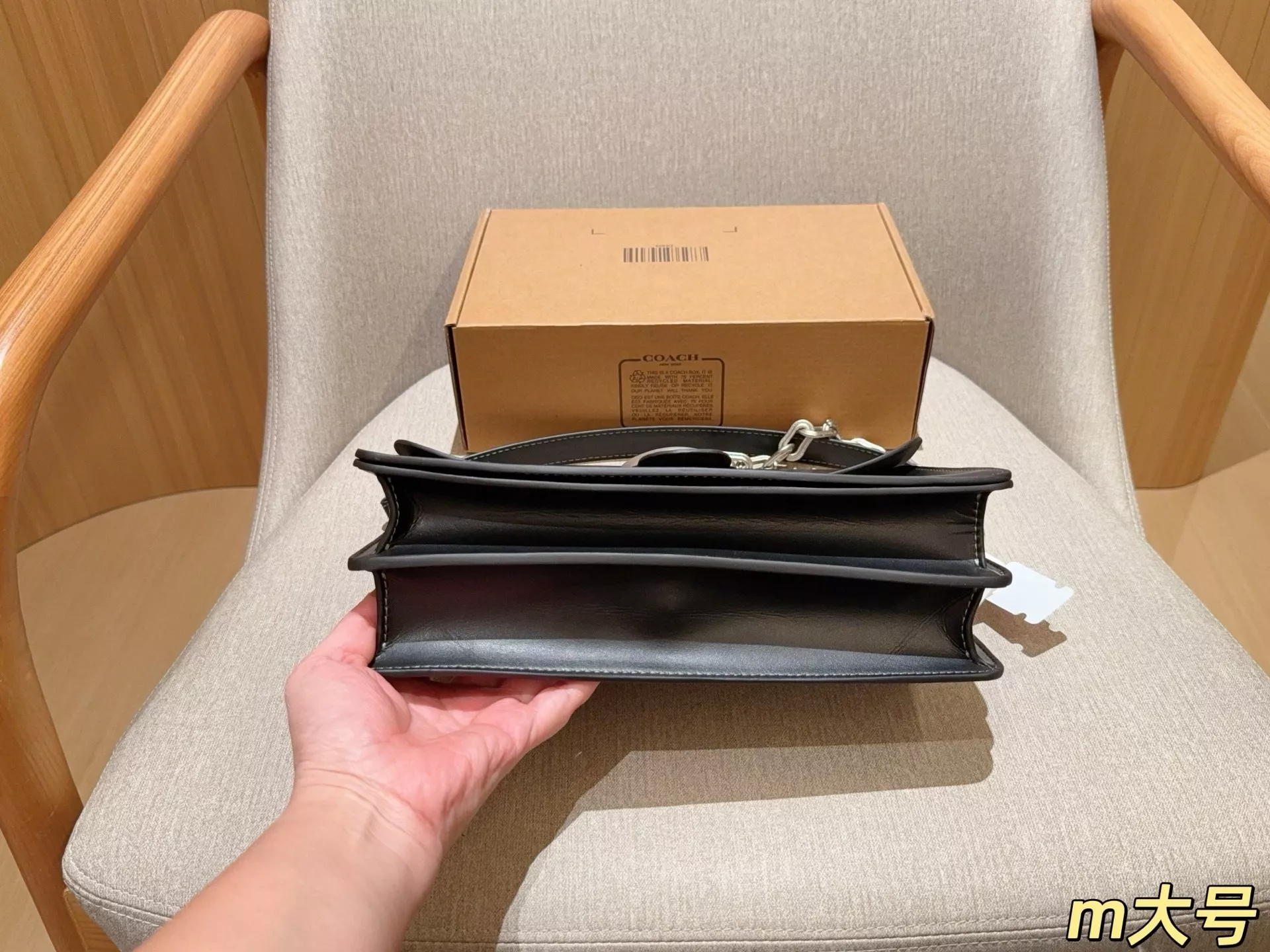 코치 체인 탭 플랩백 상세 이미지 6