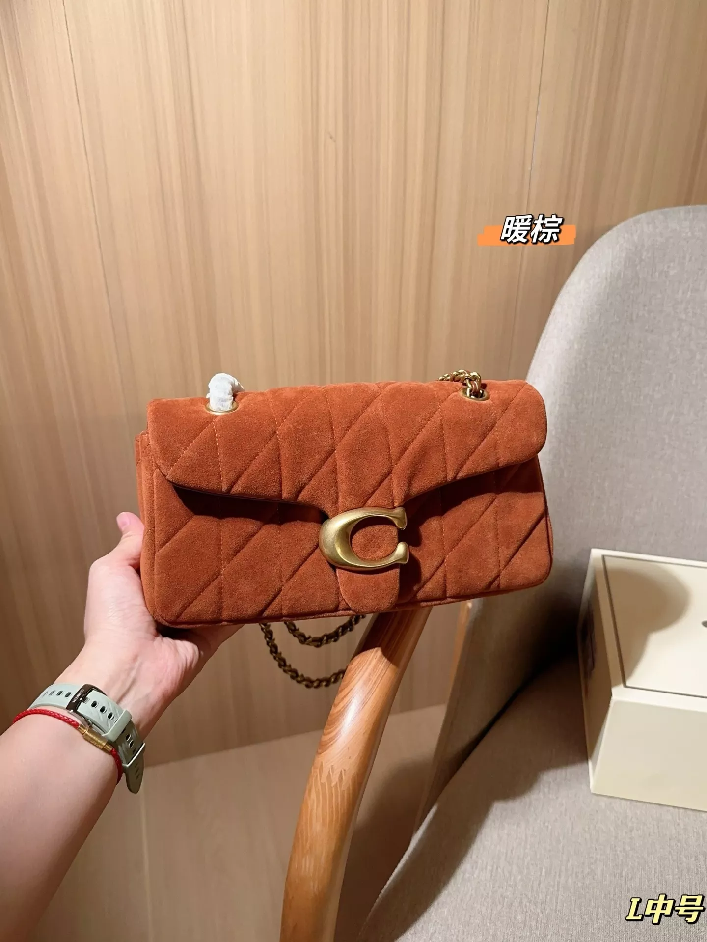 코치 스웨이드 체인 플랩백 상세 이미지 3
