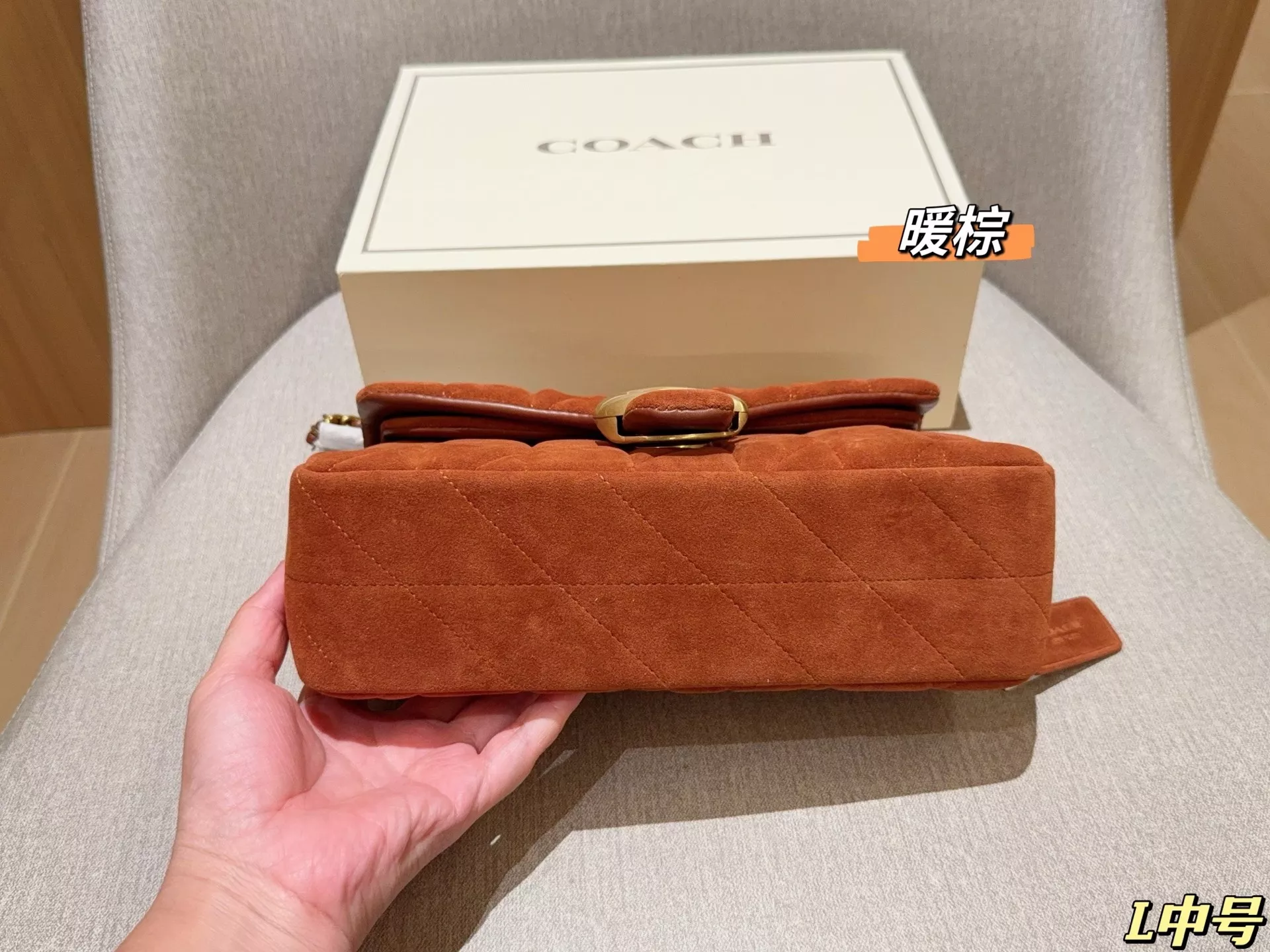 코치 스웨이드 체인 플랩백 상세 이미지 6