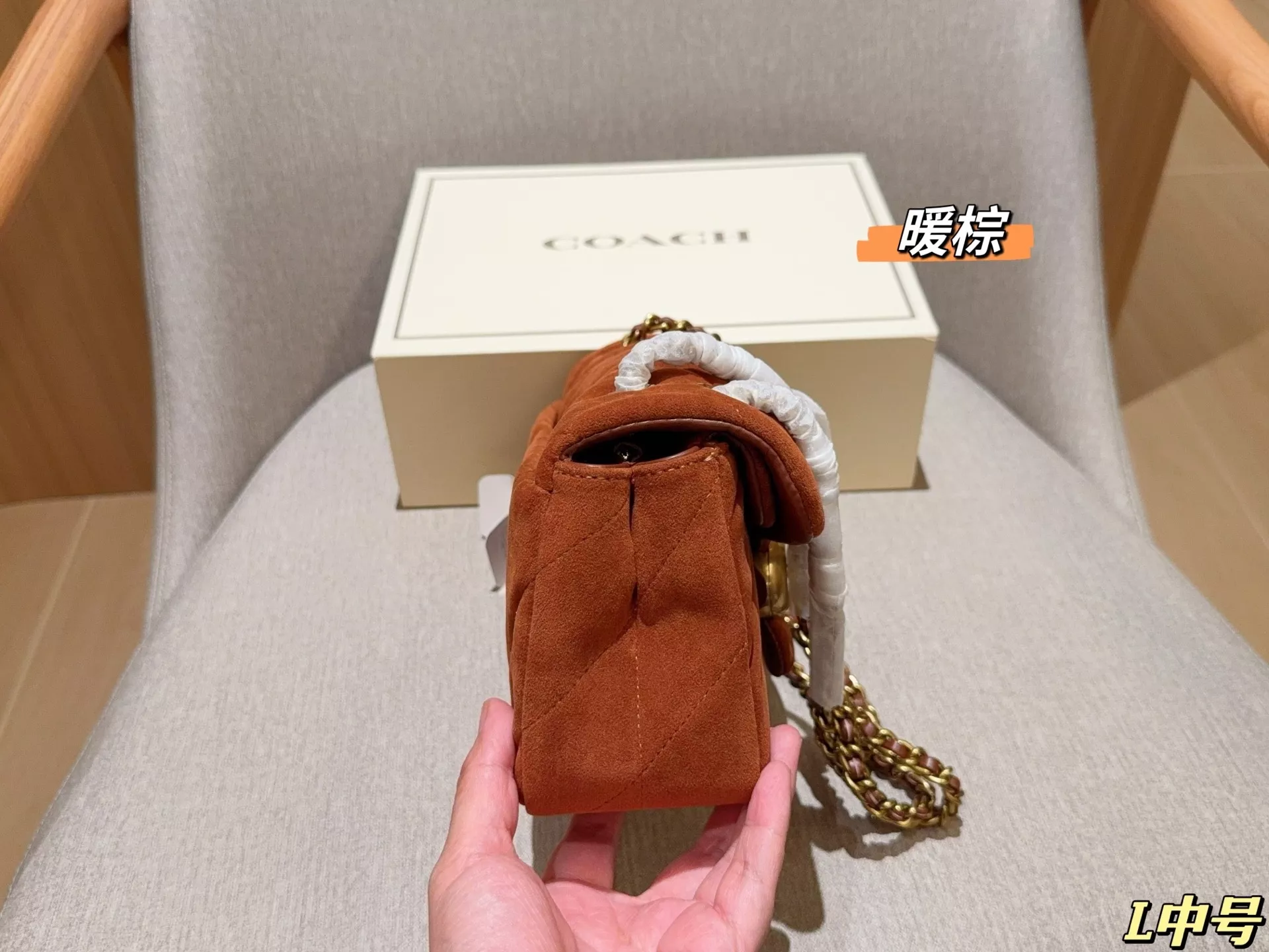 코치 스웨이드 체인 플랩백 상세 이미지 5