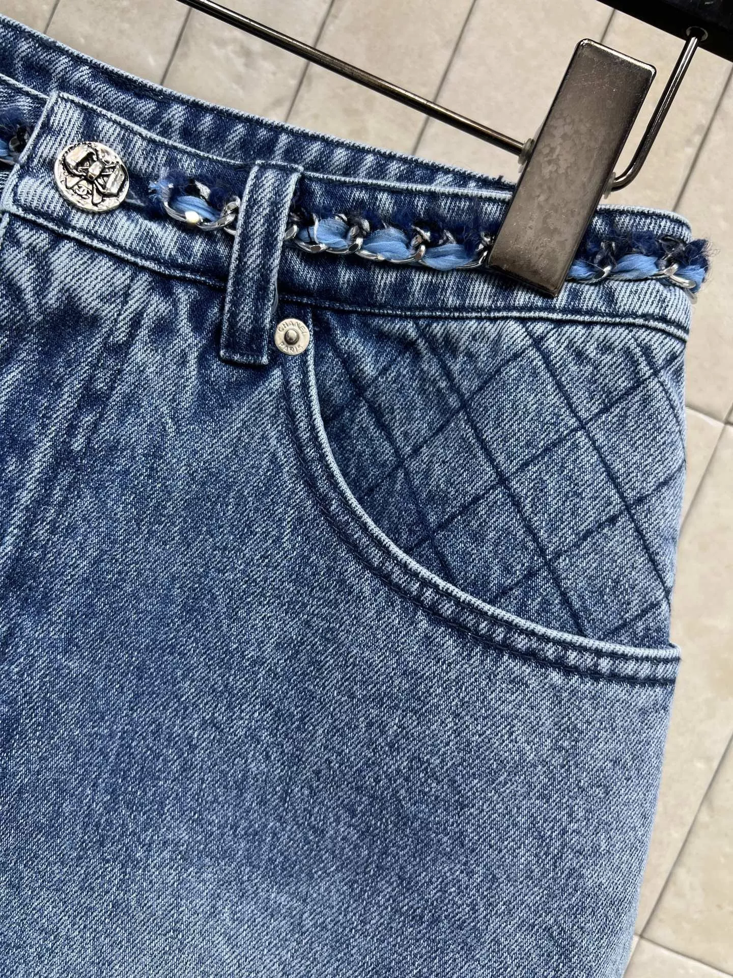 샤넬 퀼팅 포켓 워싱 데님 쇼츠 상세 이미지 4