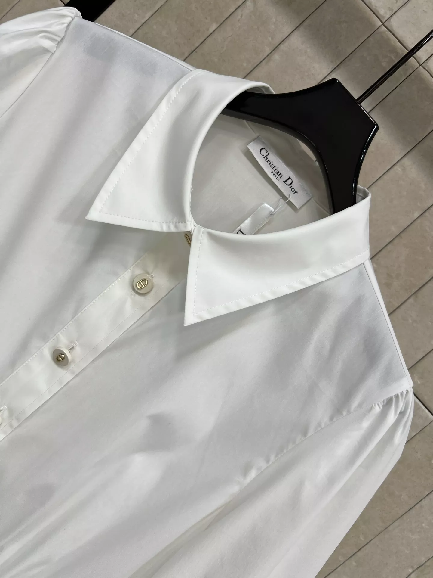 디올 화이트 허리라인 카라 셔츠 상세 이미지 2